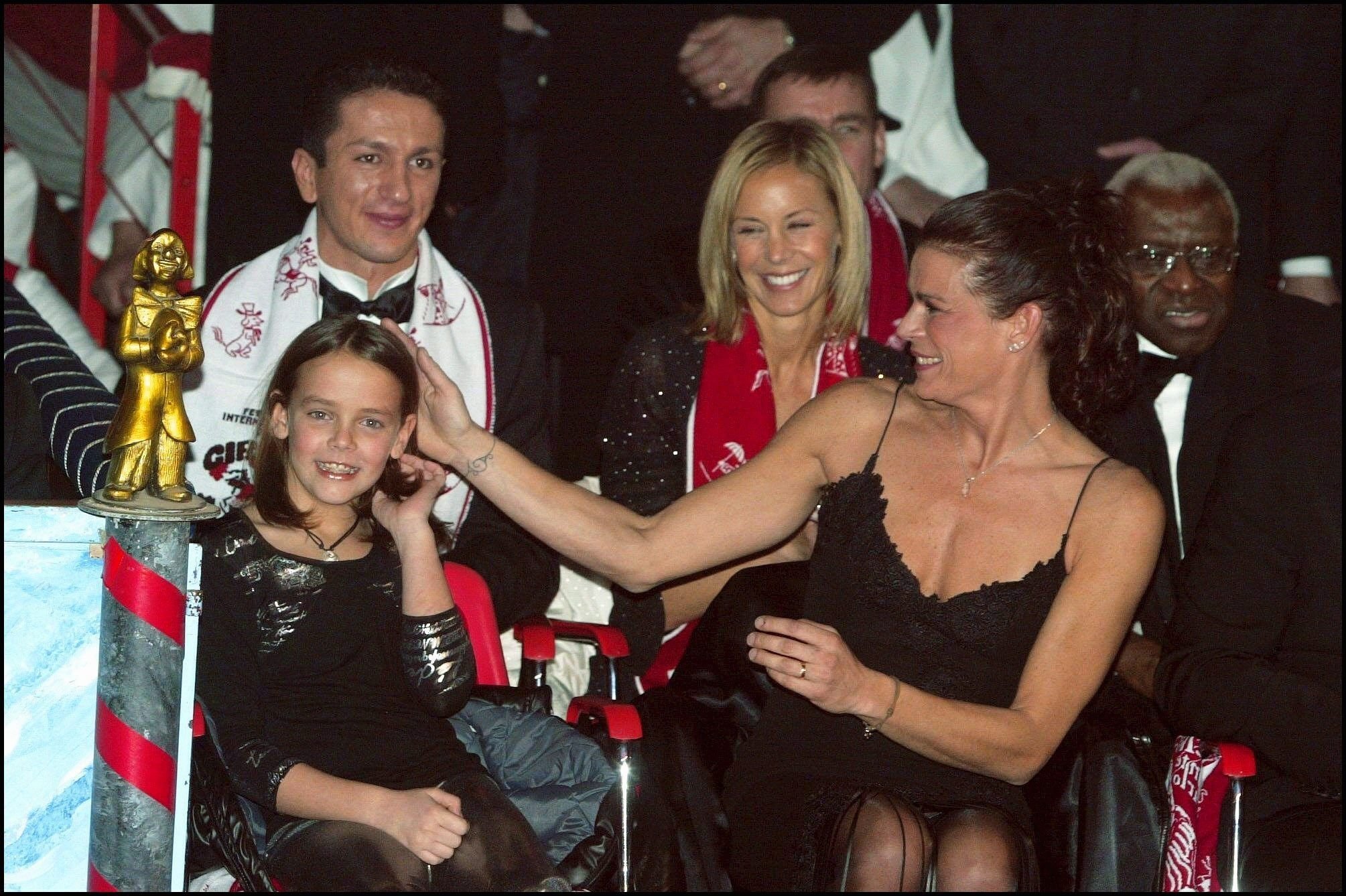 La princesse Stéphanie de Monaco avec sa fille Pauline, son mari Adans à Monaco le 20 janvier 2004. | Photo : Getty Images