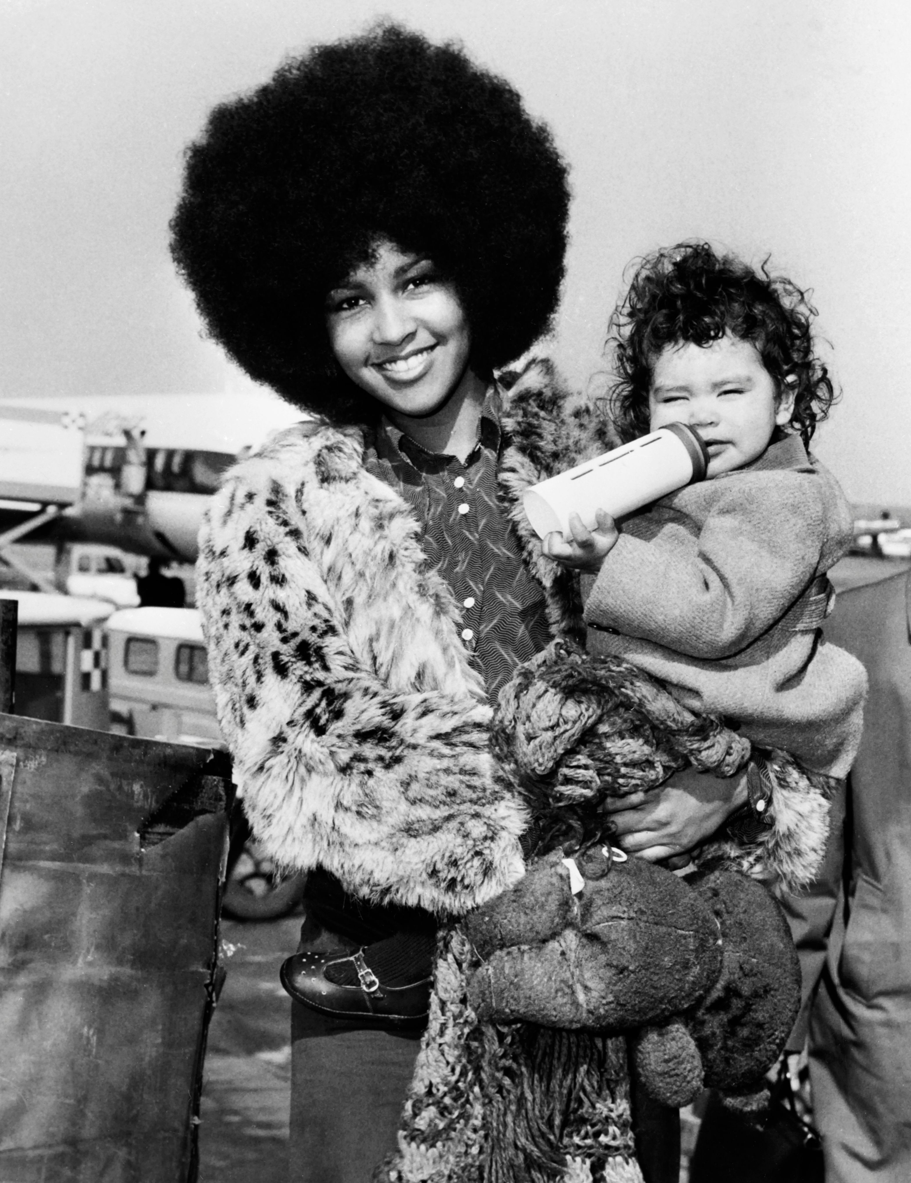L'ancien mannequin américain Marsha Hunt photographiée avec sa fille Karis le 16 mars 1972 à Rome. / Source : Getty Images