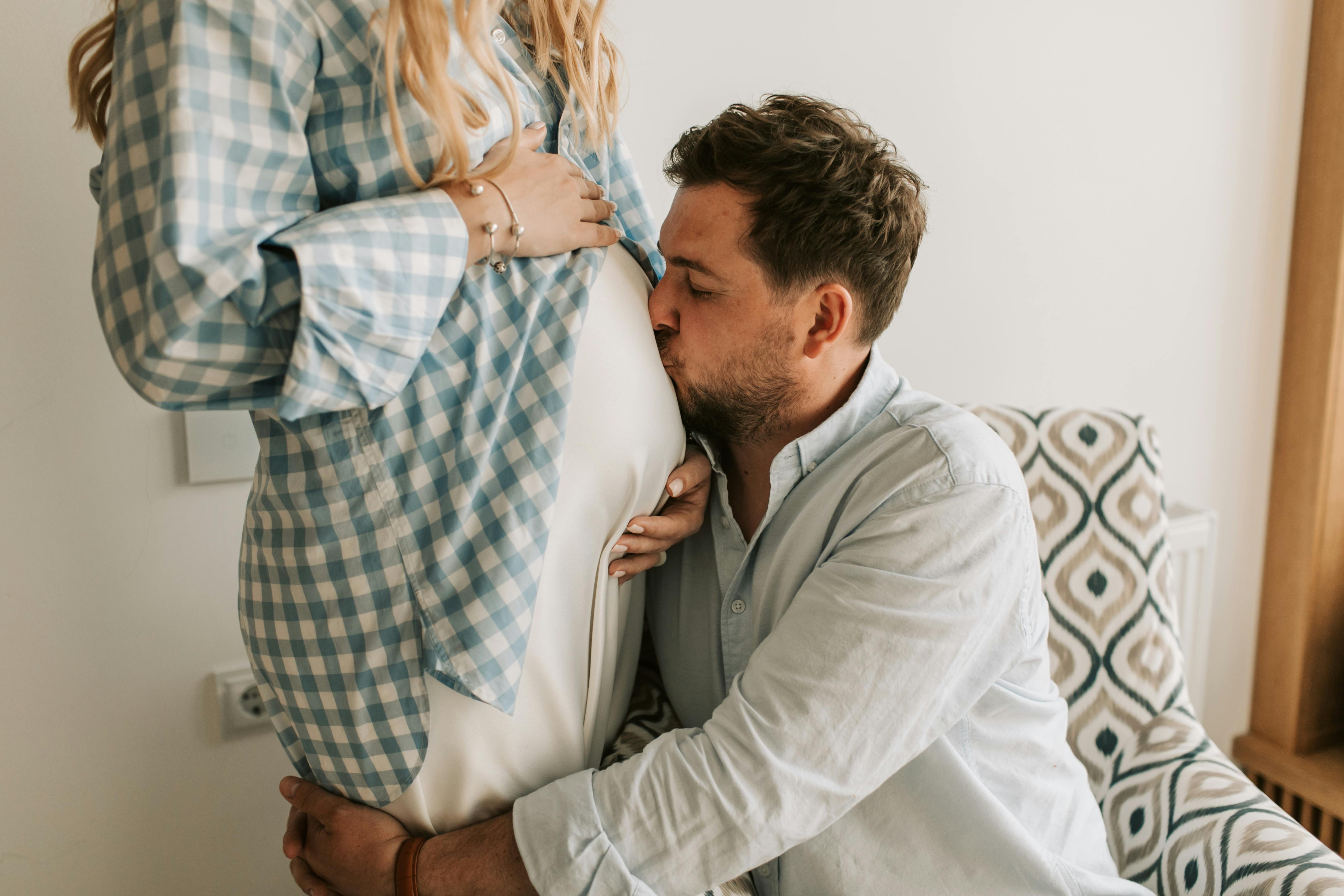Un homme s'occupe de sa femme enceinte | Source : Midjourney