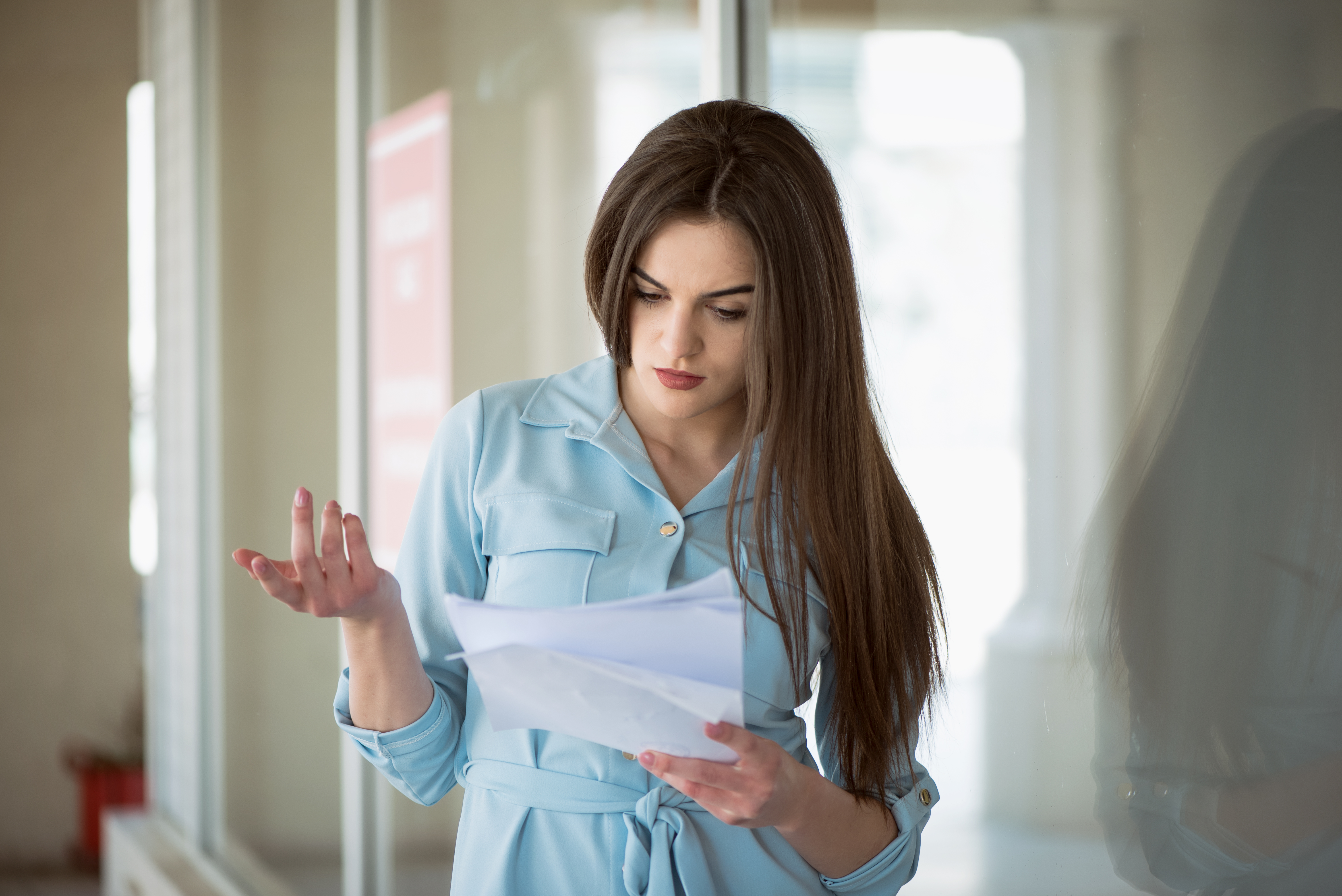 Une femme lisant une note avec incrédulité | Source : Getty Images