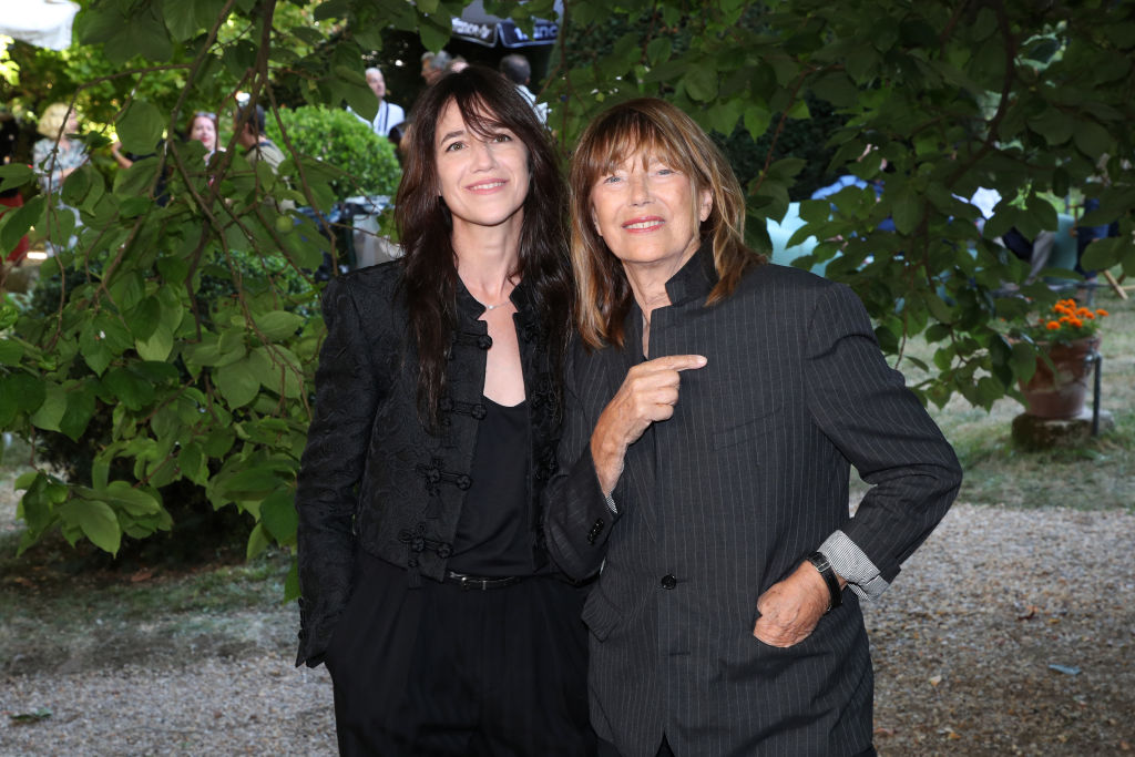 ANGOULÊME, FRANCE - 27 AOÛT : La réalisatrice Charlotte Gainsbourg et Jane Birkin assistent à la séance photo du documentaire "Jane by Charlotte" lors du 14e Festival du film francophone d'Angoulême - Quatrième jour, le 27 août 2021 à Angoulême, en France. (Photo par Bertrand Rindoff Petroff/Getty Images)