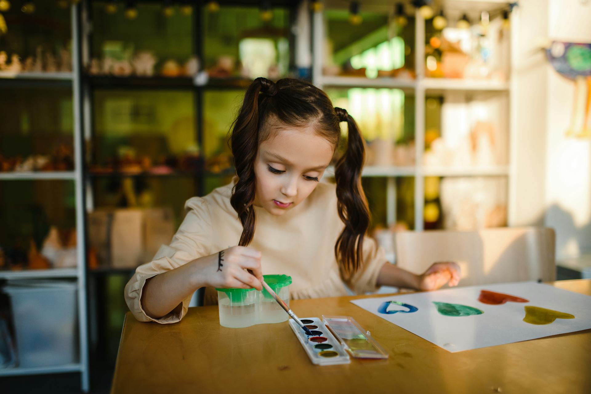 Une fille qui peint une image sur un papier | Source : Pexels