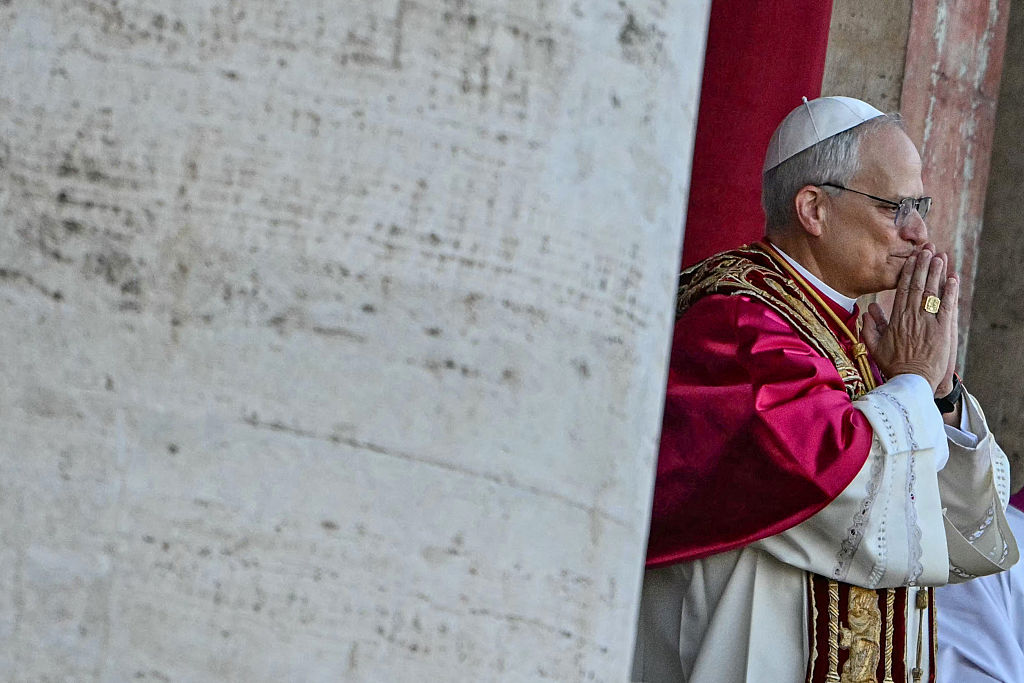 Le pape nouvellement élu Léon XIV, Robert François Prévost, s'adresse à la foule depuis le balcon de la loggia centrale de la basilique Saint-Pierre pour la première fois, après que les cardinaux ont terminé le conclave, au Vatican, le 8 mai 2025.