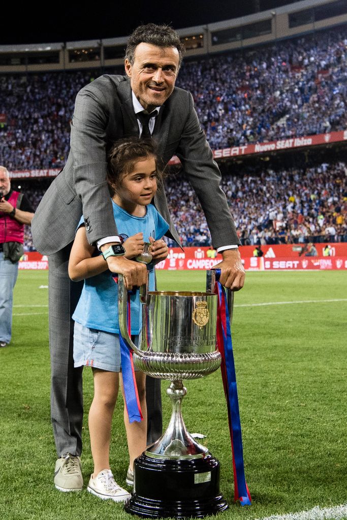Luis Enrique et sa fille posent pour des photos avec le trophée après la victoire du FC Barcelone lors de la finale de la Coupe du Roi contre le Deportivo Alavés au stade Vicente Calderón, le 27 mai 2017 à Madrid.