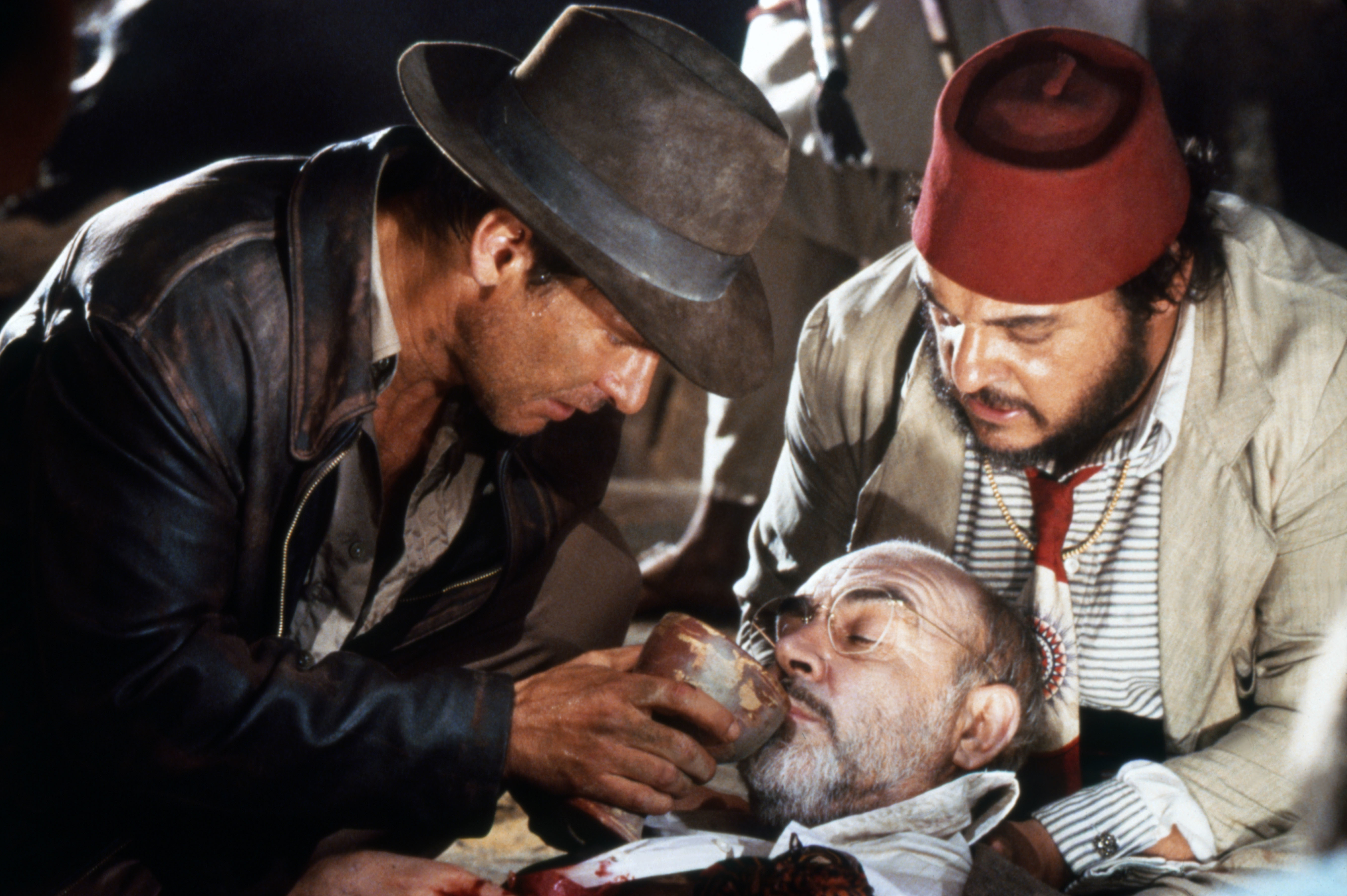 Harrison Ford, John Rhys-Davies et Sean Connery sur le tournage d'"Indiana Jones et la dernière croisade". | Source : Getty Images