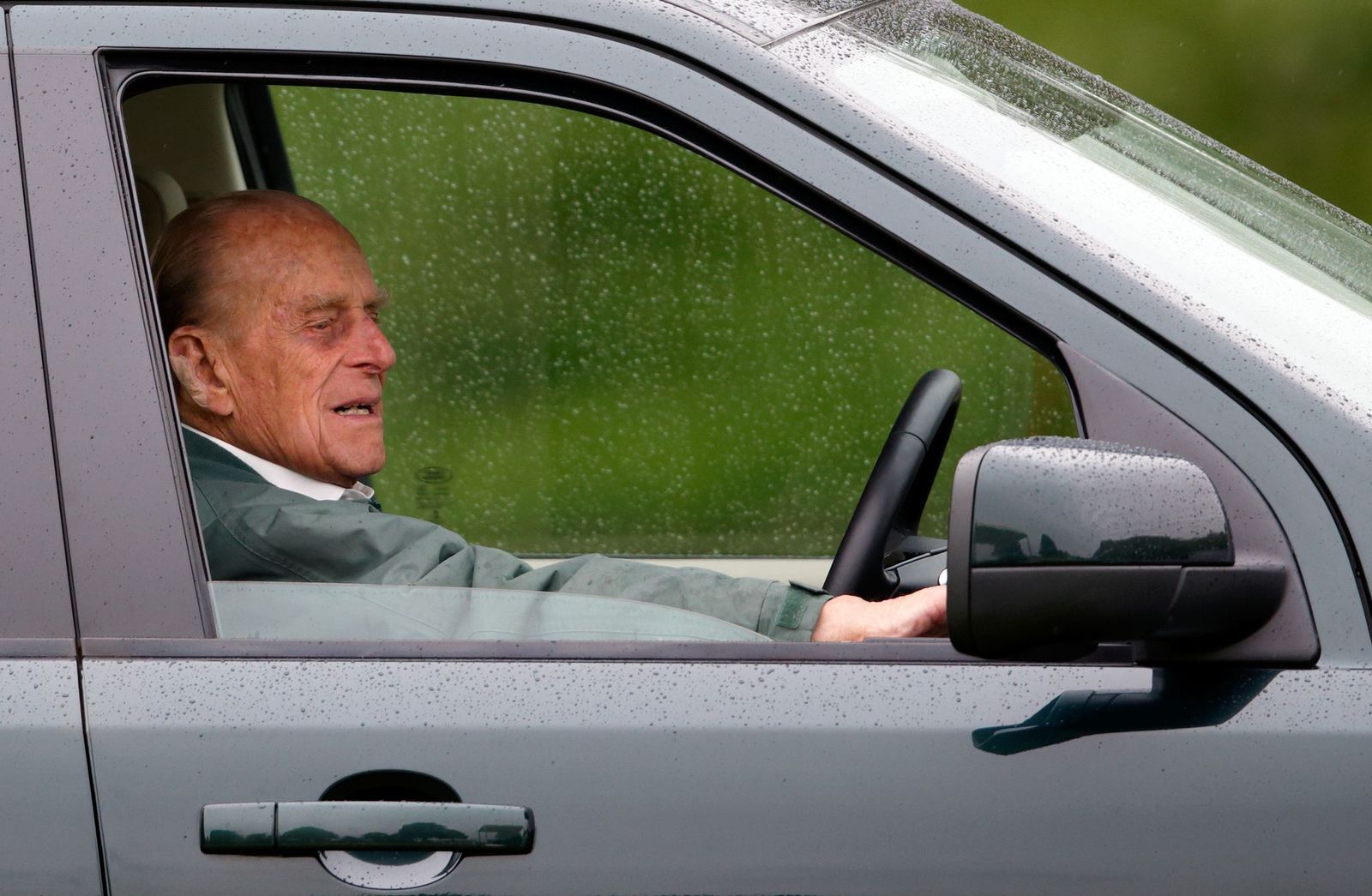 Le prince Philip au volant de sa Lange Rover | Photo : Getty Images