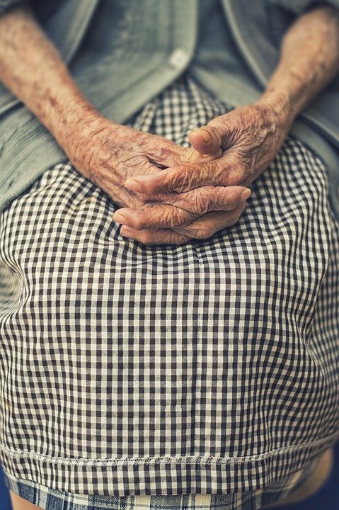 Main d'une femme âgée. | Photo : Pixabay