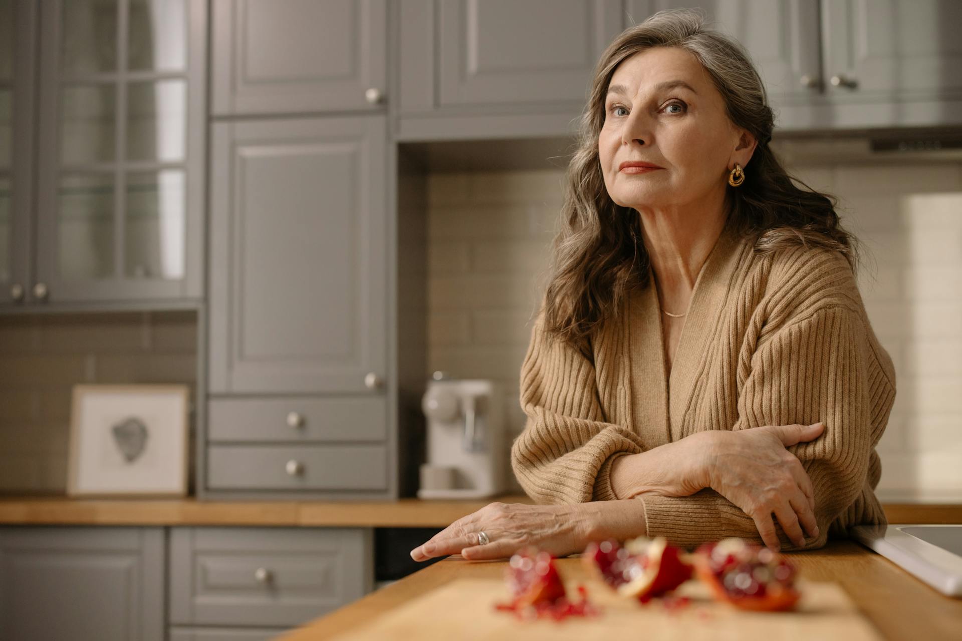 Une femme âgée dans la cuisine | Source : Pexels