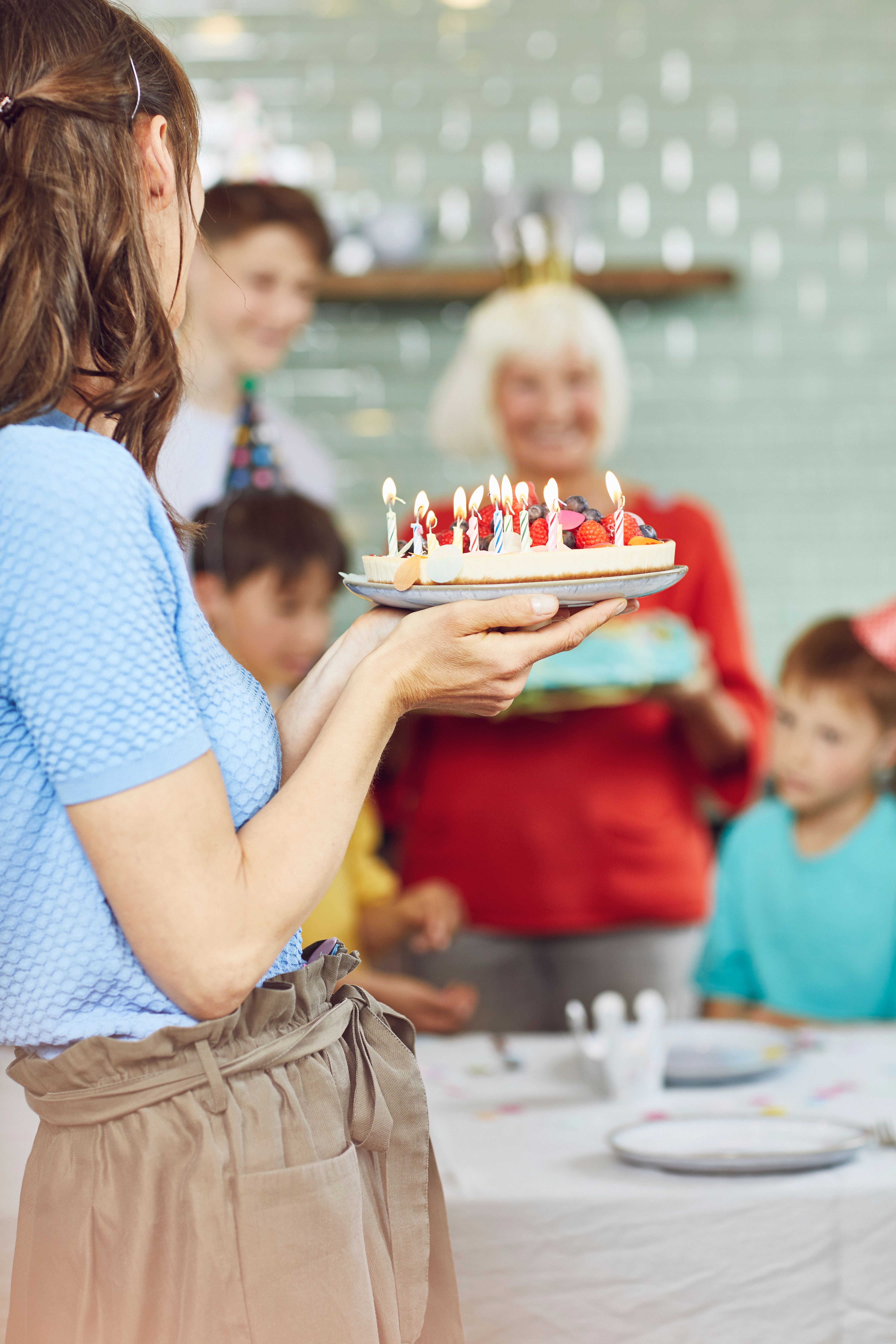 Une grand-mère fêtant son anniversaire avec sa famille | Source : Getty Images