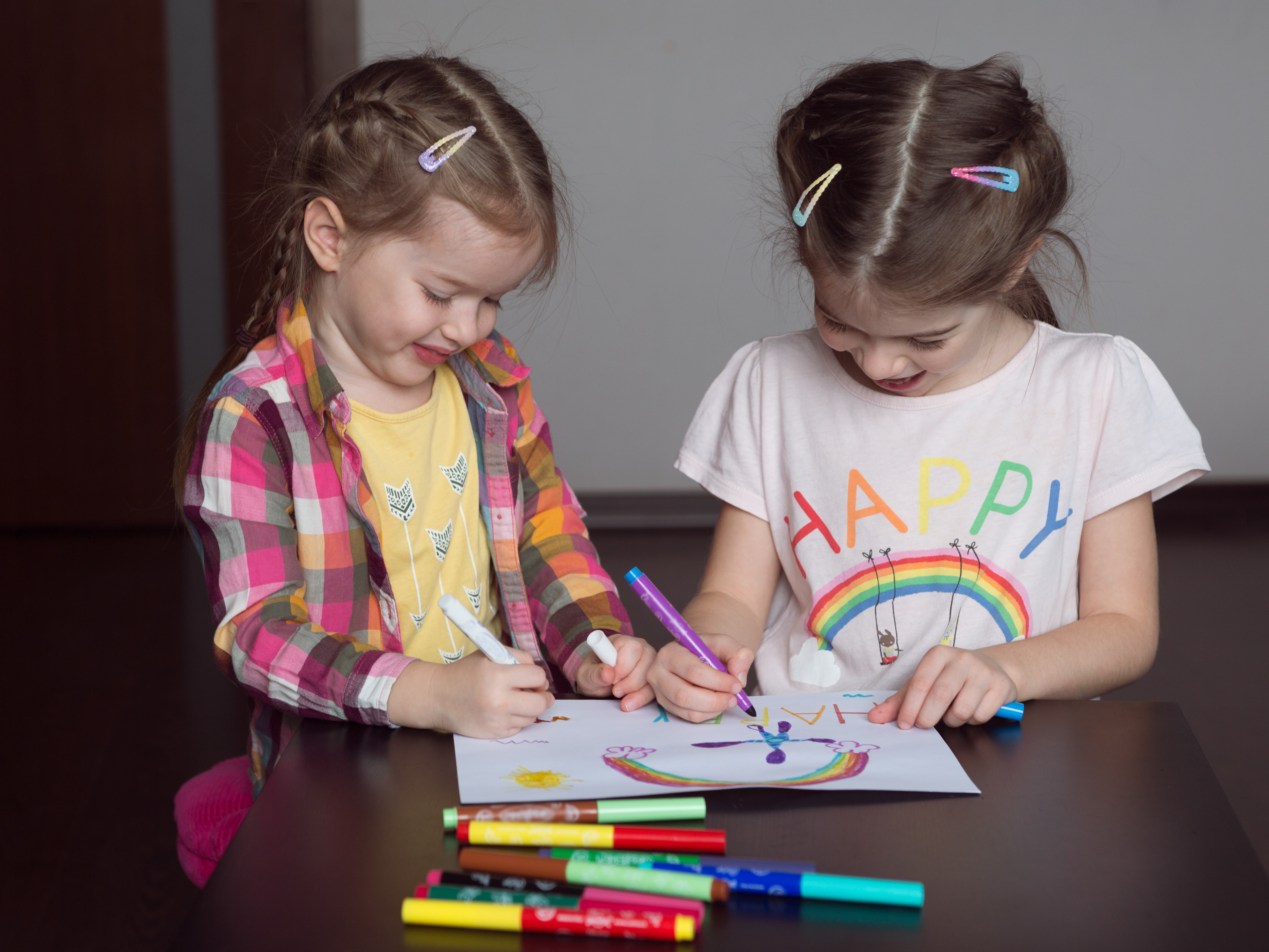 Des enfants qui font du coloriage | Source : Shutterstock