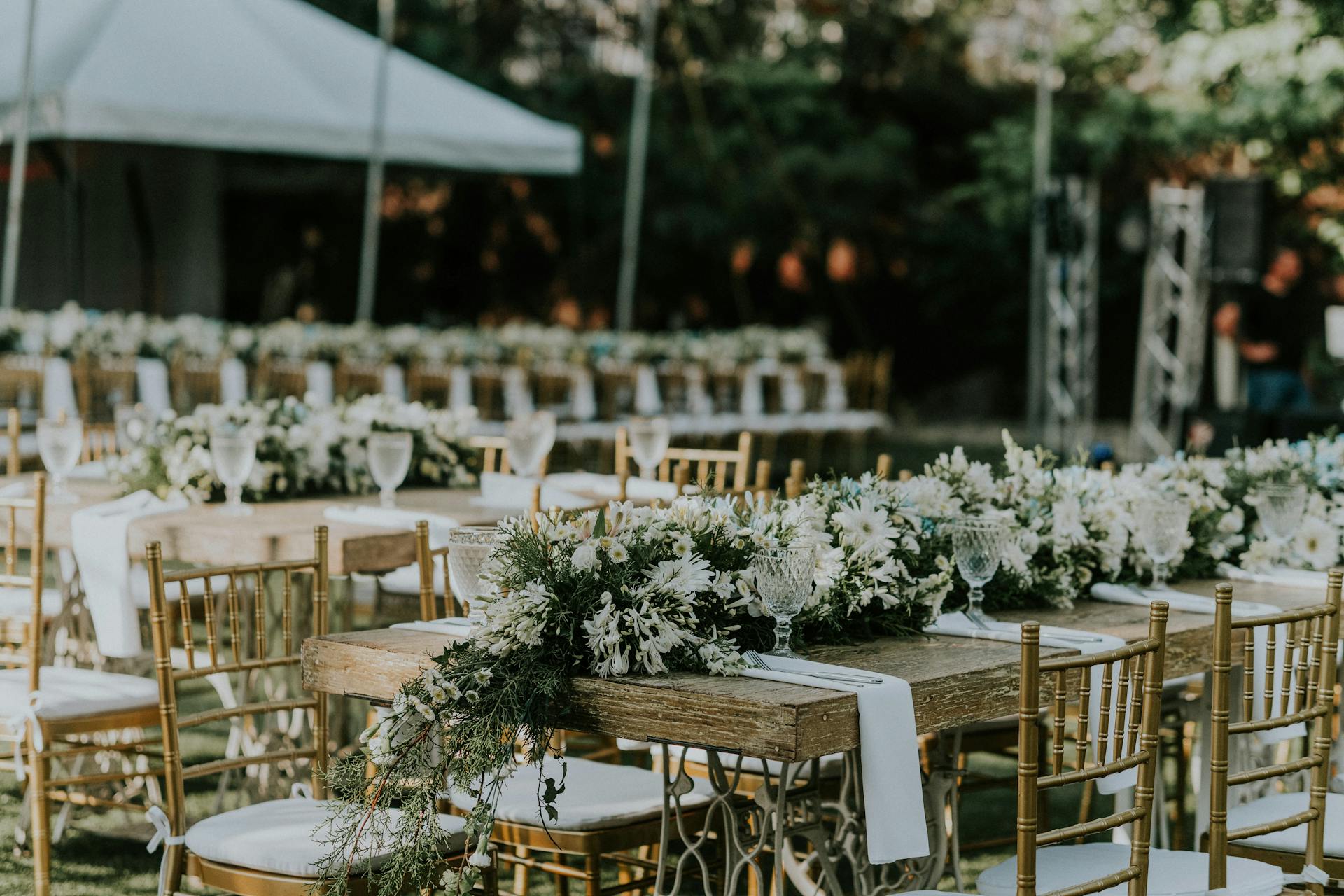 Des tables et des chaises dans un mariage en plein air | Source : Pexels