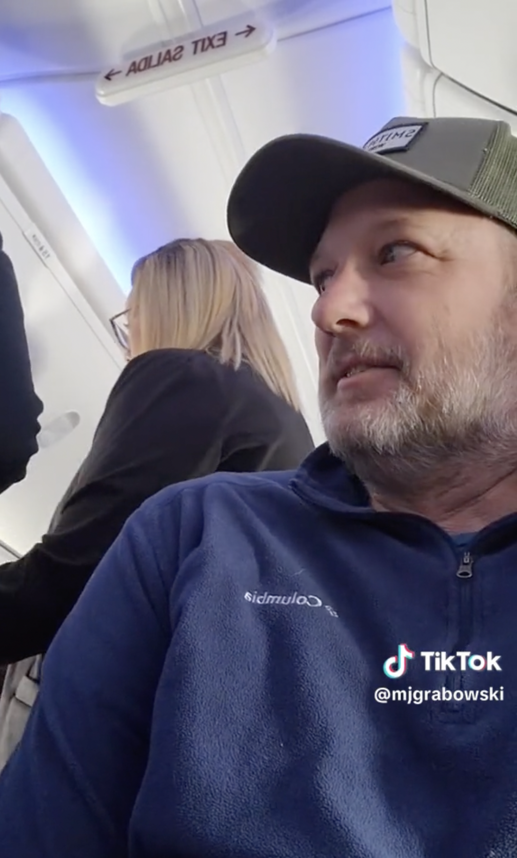 Un homme s'amuse à enregistrer un passager irrité qui se plaint des pleurs d'un bébé à bord d'un vol de Southwest Airlines | Source : TikTok/mjgrabowski