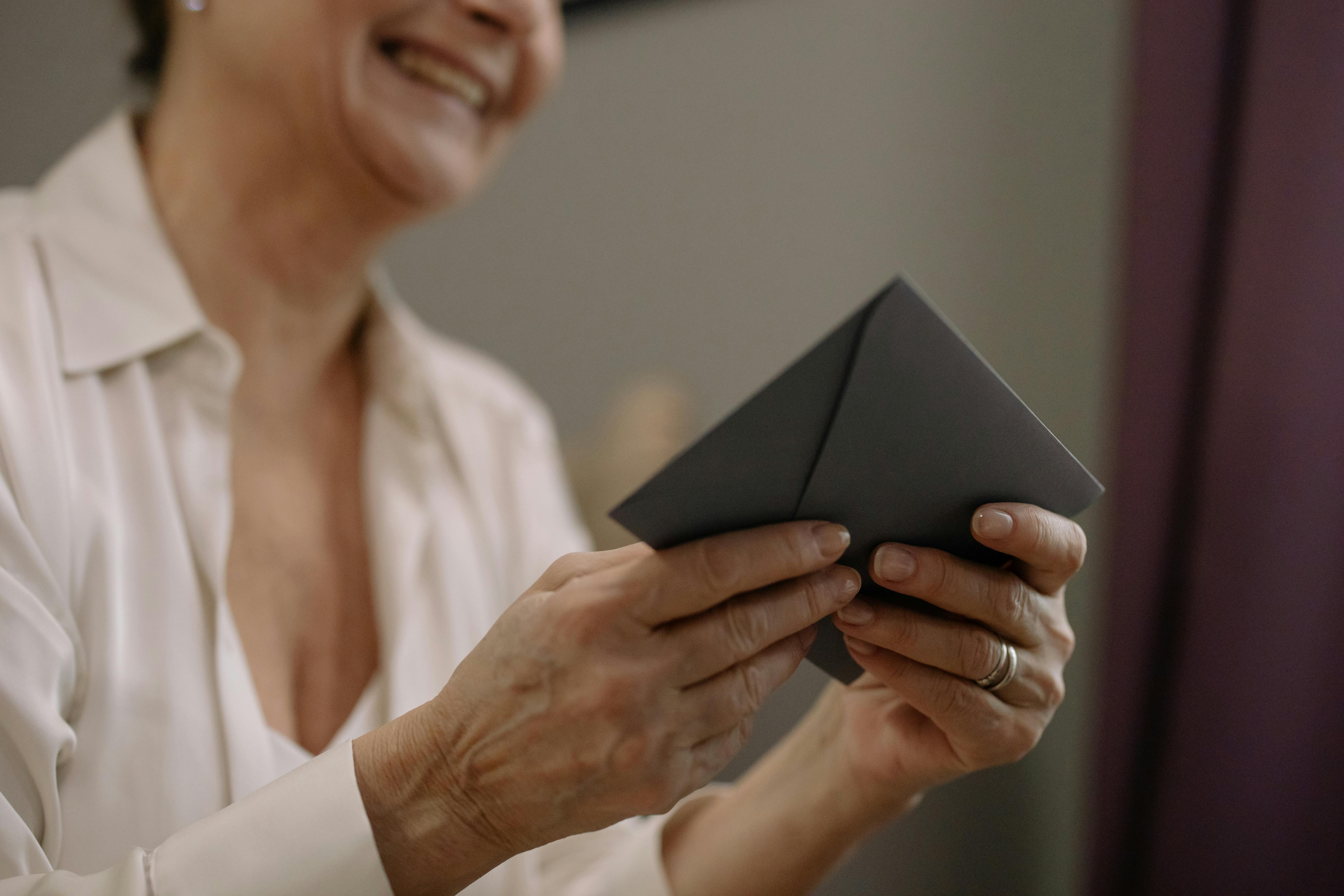 Une femme tenant une enveloppe | Source : Pexels