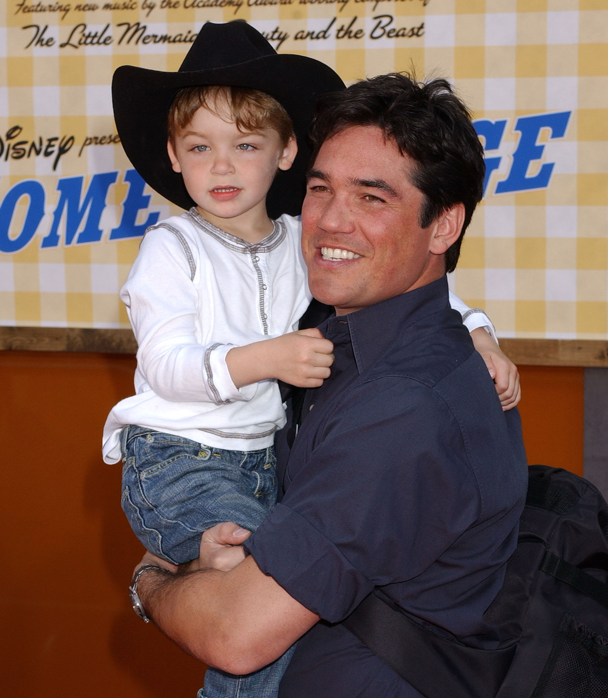 Dean Cain et son fils Christopher à la première de "La ferme se rebelle" en Californie en 2004 | Source : Getty Images