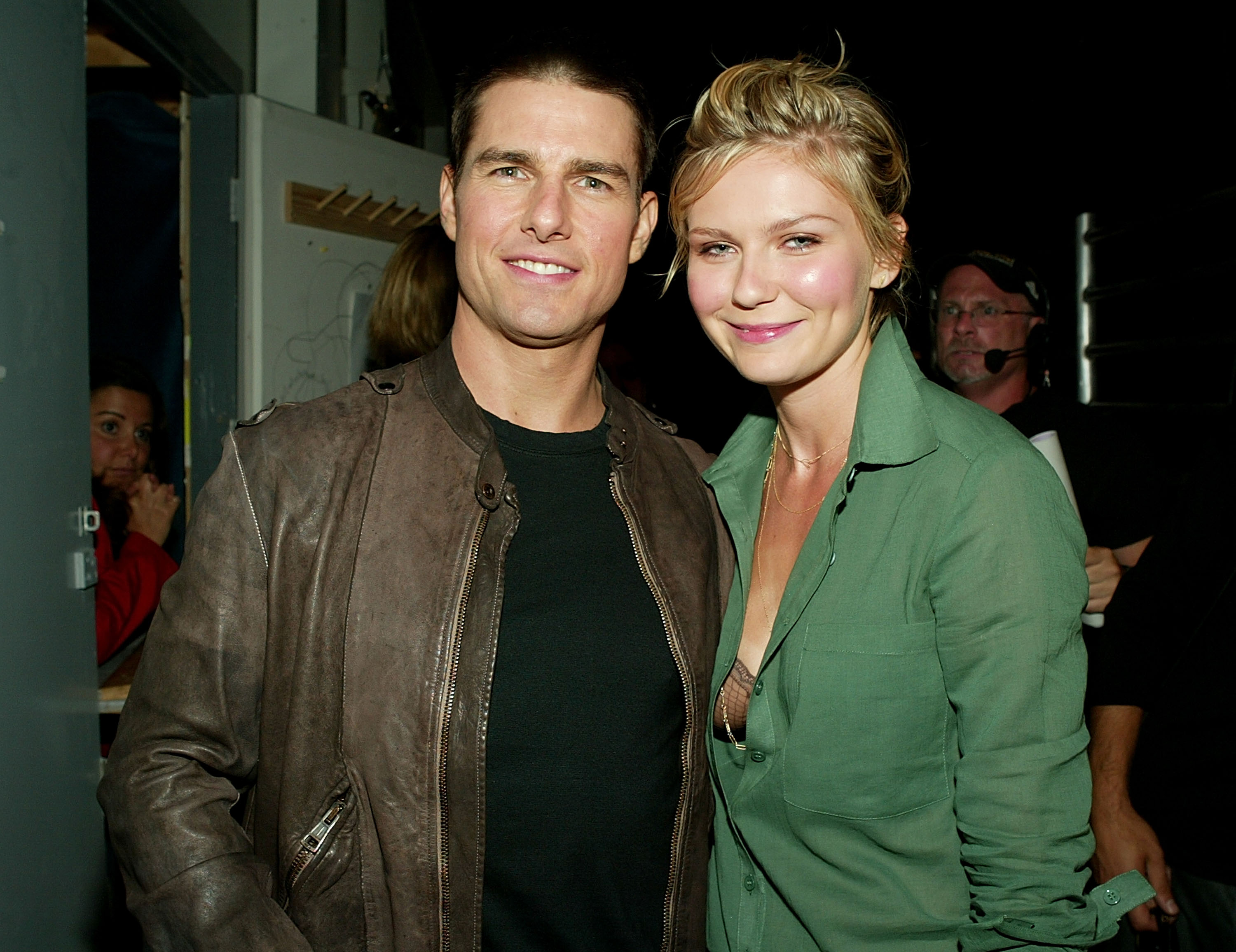 Tom Cruise et Kirsten Dunst dans les coulisses des MTV Movie Awards le 5 juin 2004 à Culver City, Californie | Source : Getty Images