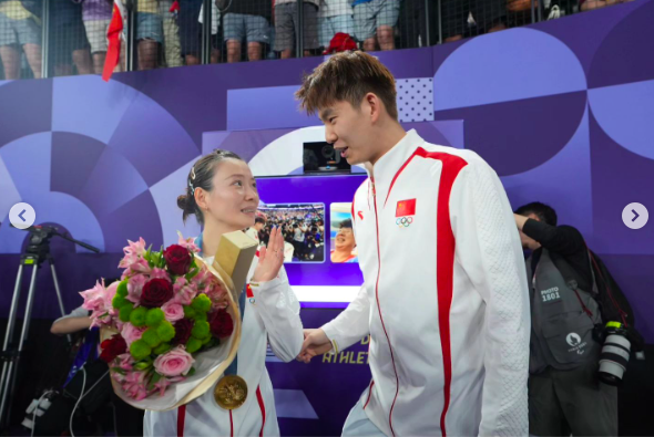 Huang Ya Qiong et Liu Yuchen lors de leurs fiançailles aux Jeux olympiques de Paris, postées le 3 août 2024 | Source : Instagram/hyq28