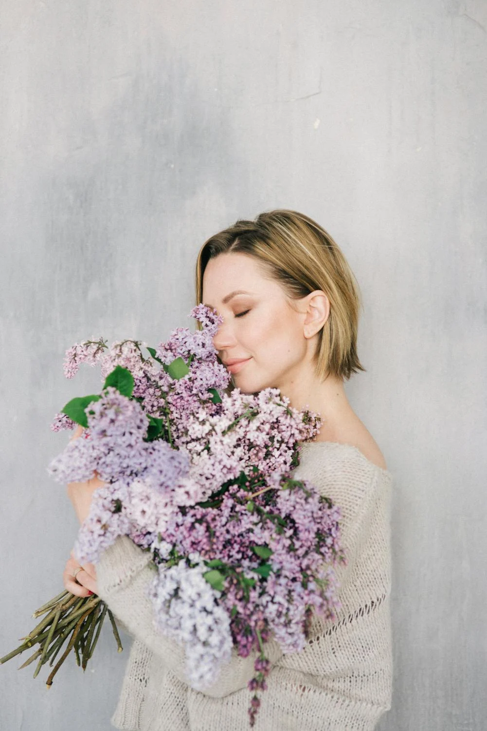 Une femme qui sent des fleurs | Source : Pexels