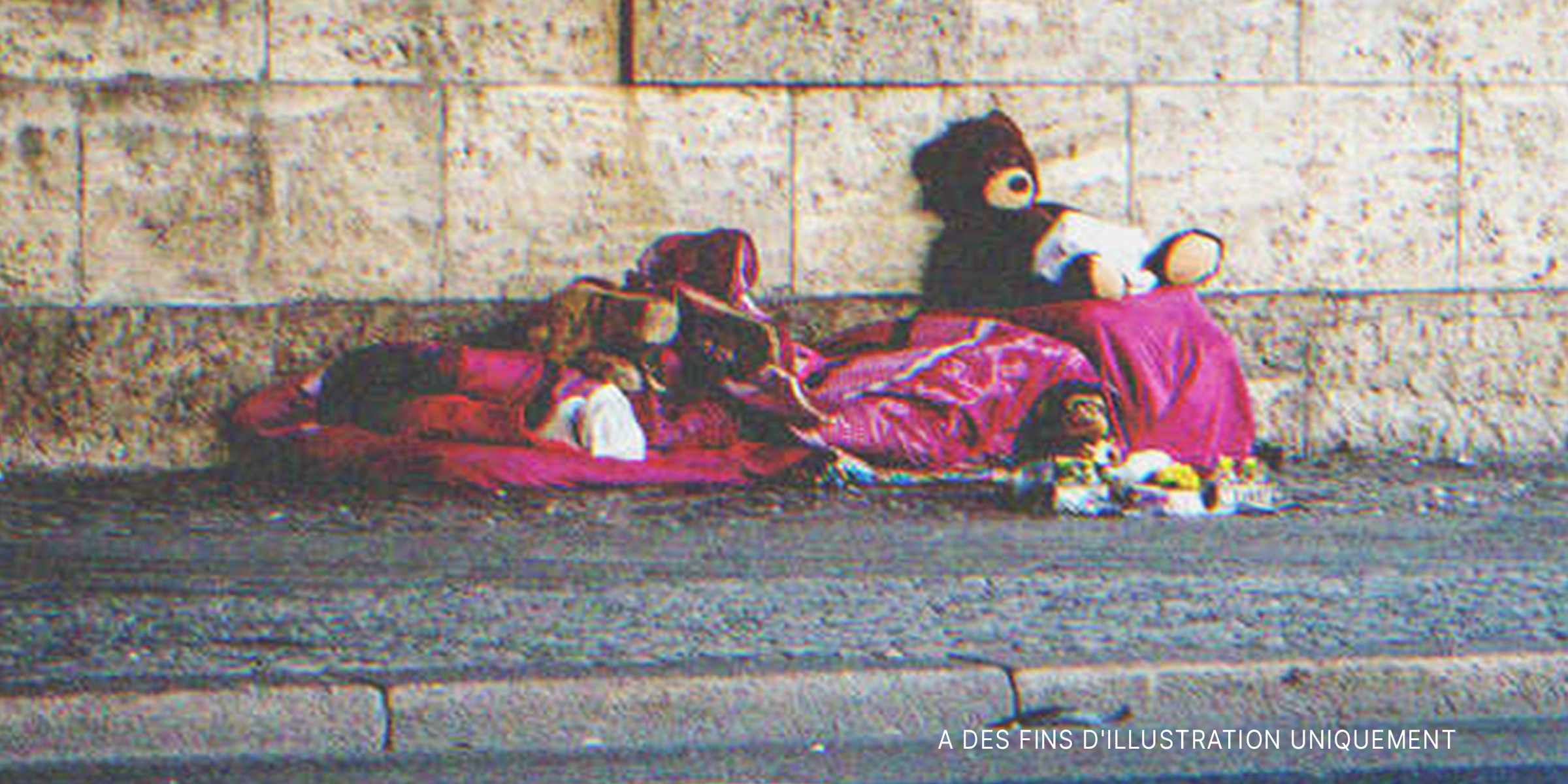 Une petite fille dormant dans la rue | Source : Shutterstock