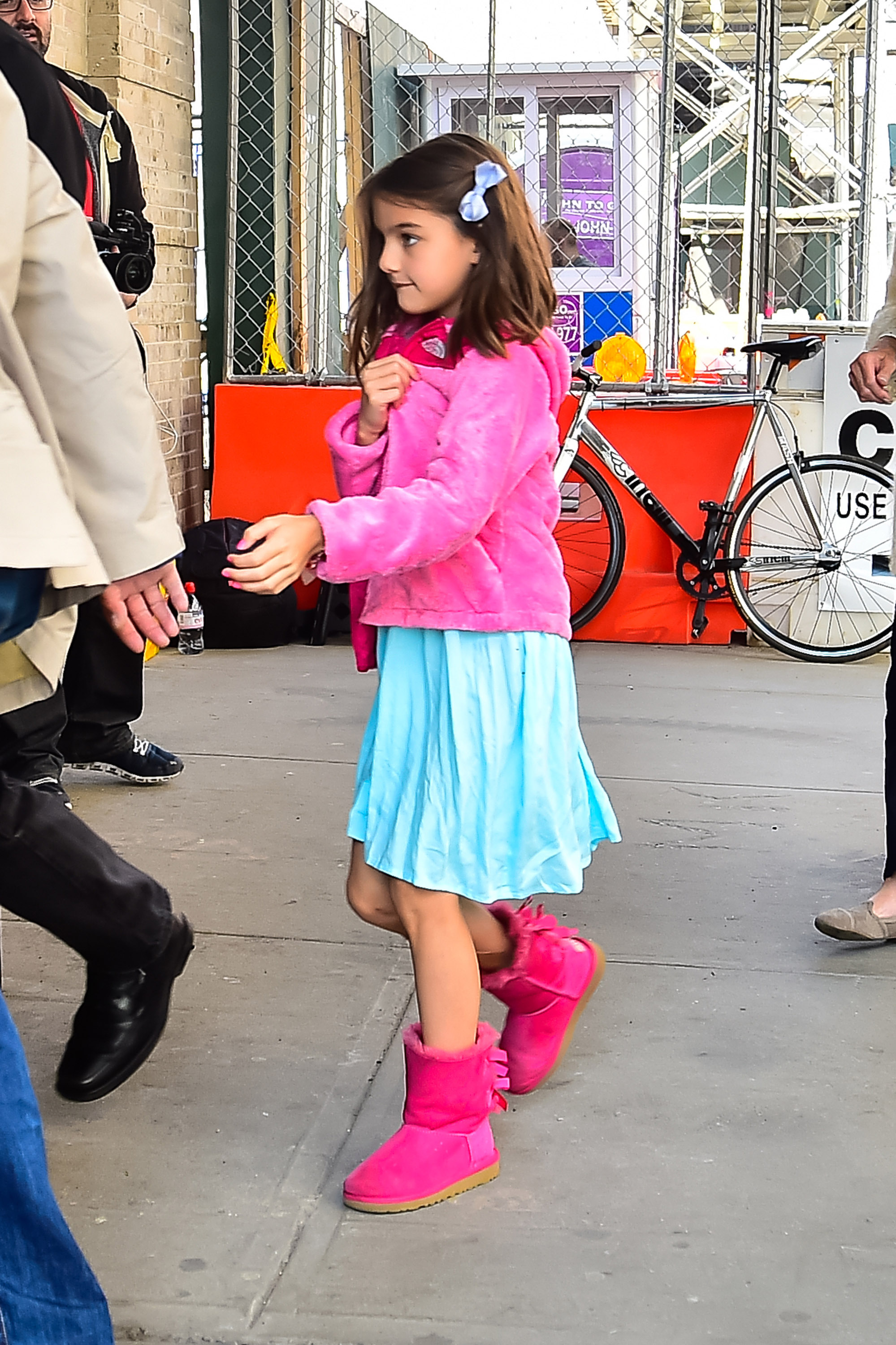 Katie Holmes (obscurcie) et Suri Cruise au Gilded Lily le 18 avril 2015 à New York. | Source : Getty Images