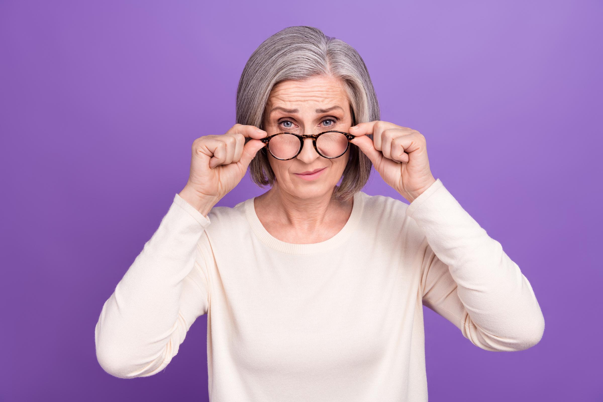 Une femme âgée au sourire suspect | Source : Shutterstock