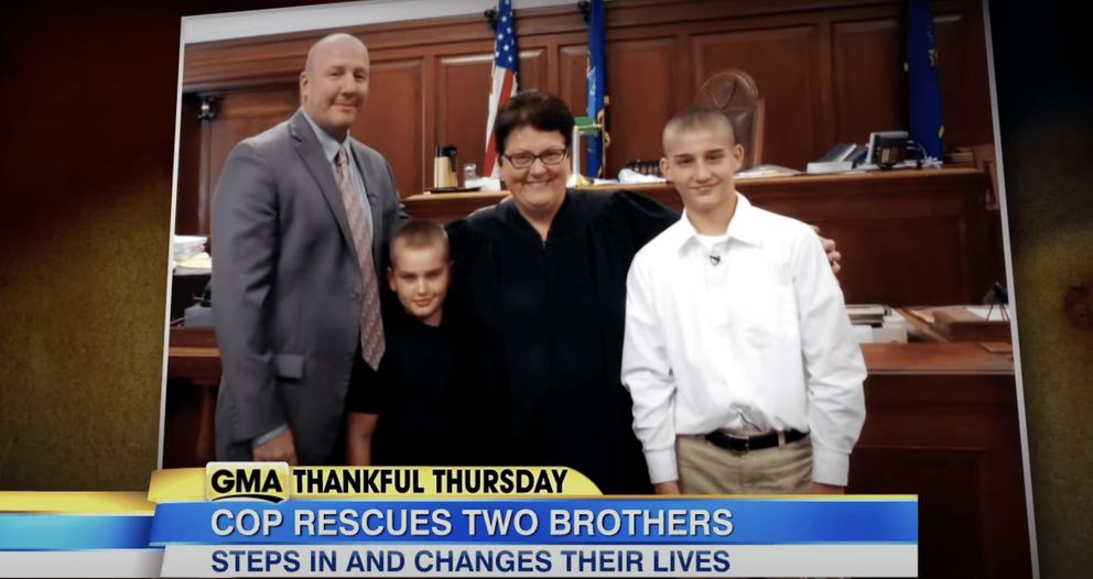 [De gauche à droite] Jack Mook, Jesse, le juge du tribunal, et Josh lors de l'audience officielle d'adoption. | Source : youtube.com/ABC News