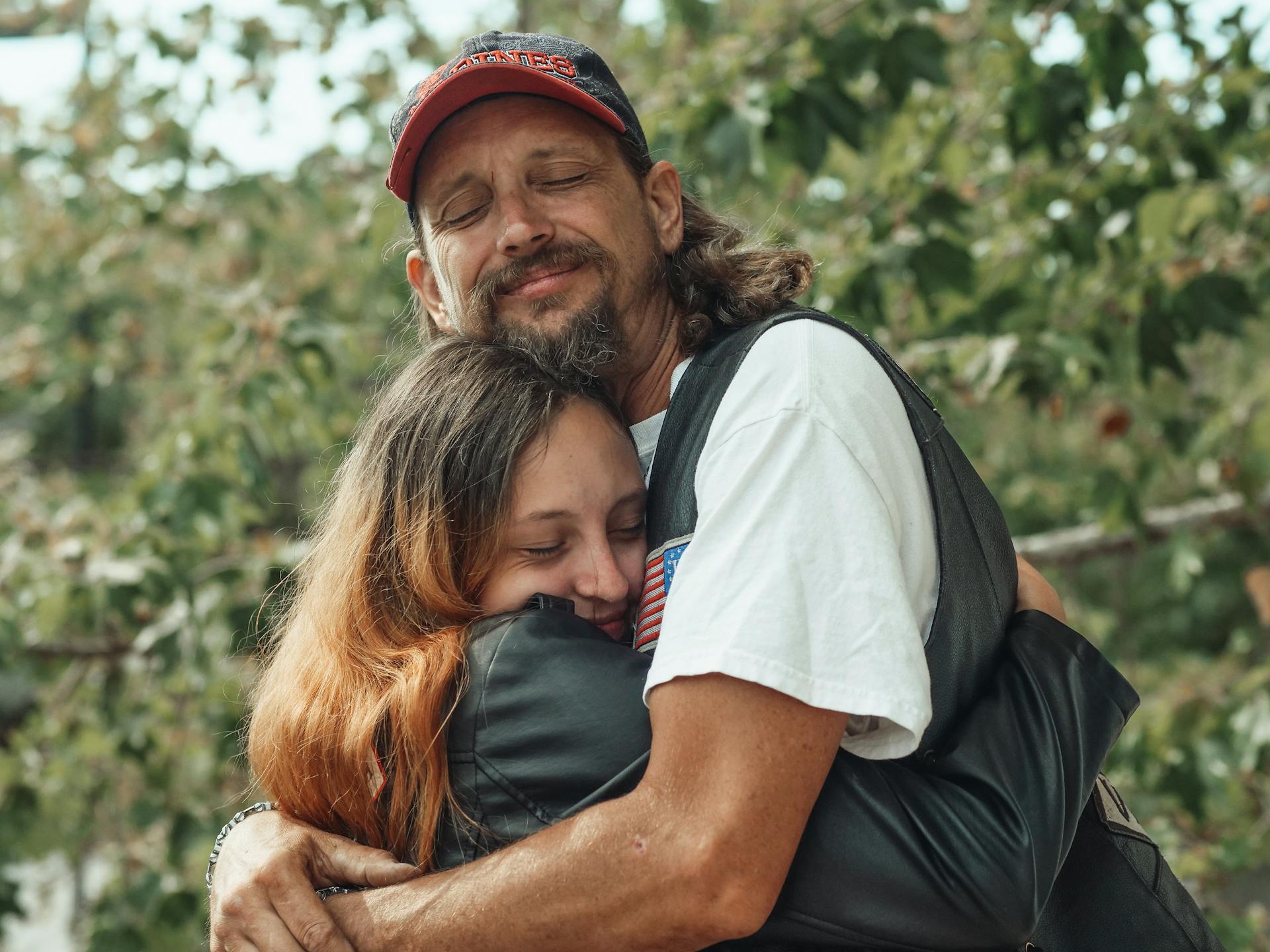 Un père serrant sa fille dans ses bras | Source : Pexels