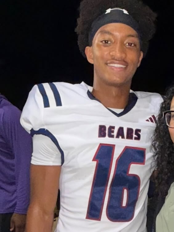 Ce footballeur de 18 ans, originaire d'Ocean Springs, dans le Mississippi, a disparu lors d'une sortie de vacances à Horn Island, ce qui a déclenché une recherche effrénée, menée conjointement par plusieurs services, le long de la côte du Golfe. | Source : Facebook/christine.wonsley