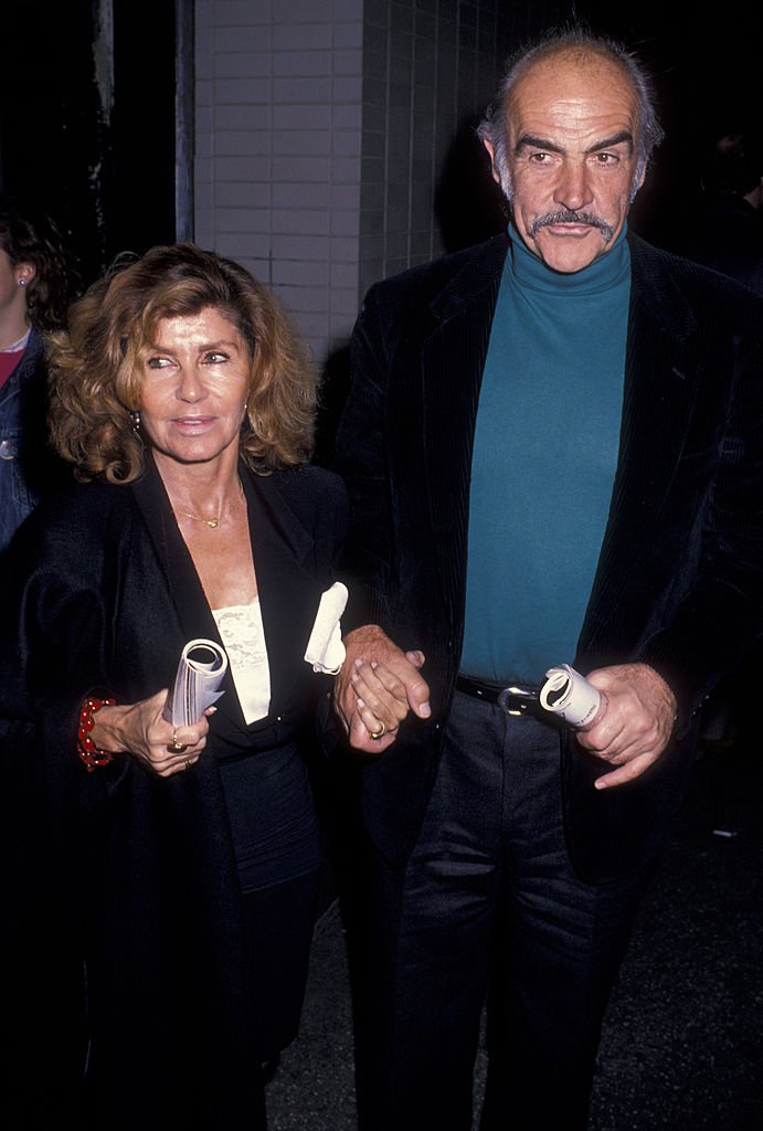 Sean Connery et sa femme Micheline Connery assistent à la première de "Waiting For Godot" le 6 novembre 1988 au Lincoln Center de New York. | Photo : Getty Images