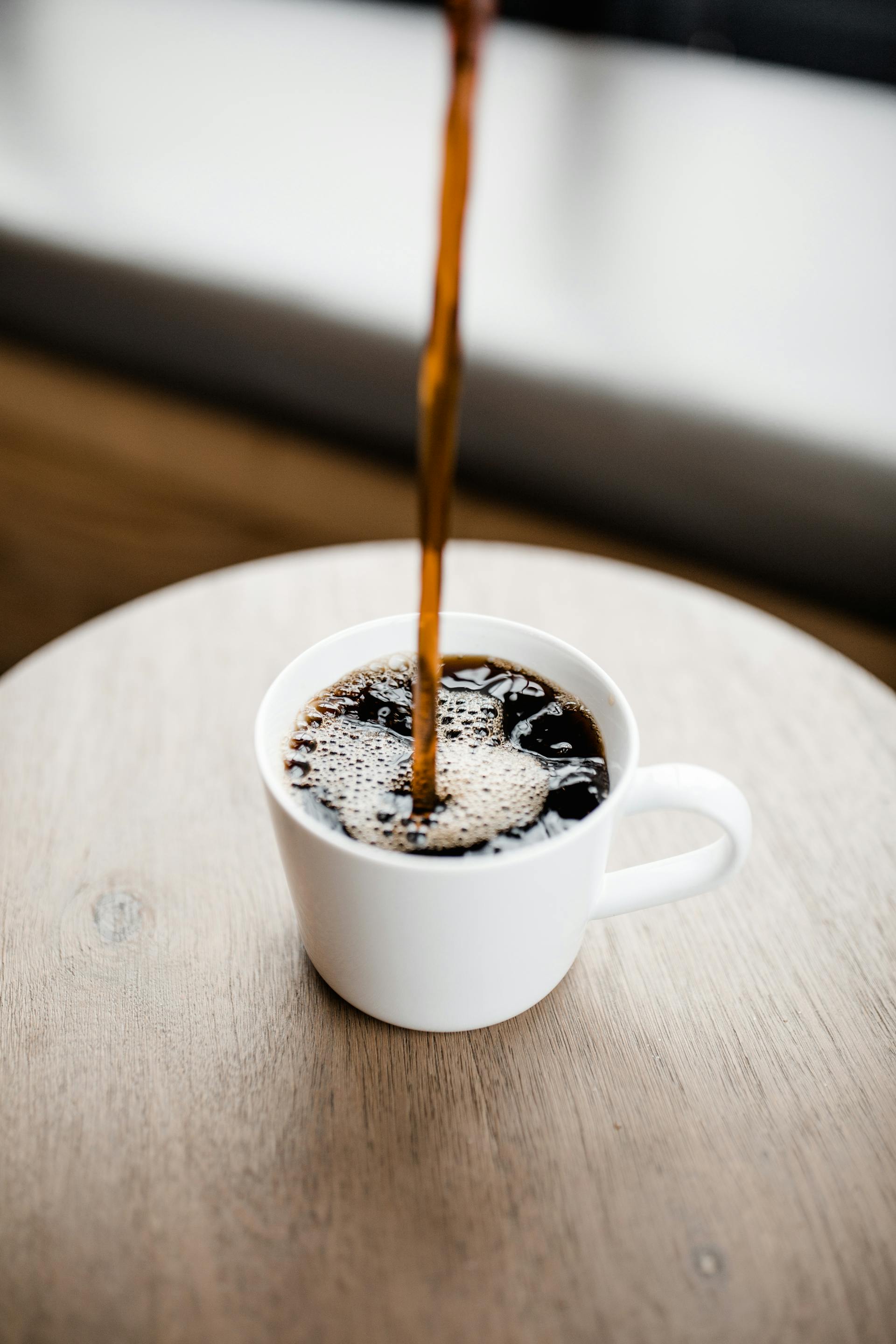 Café versé dans une tasse | Source : Pexels