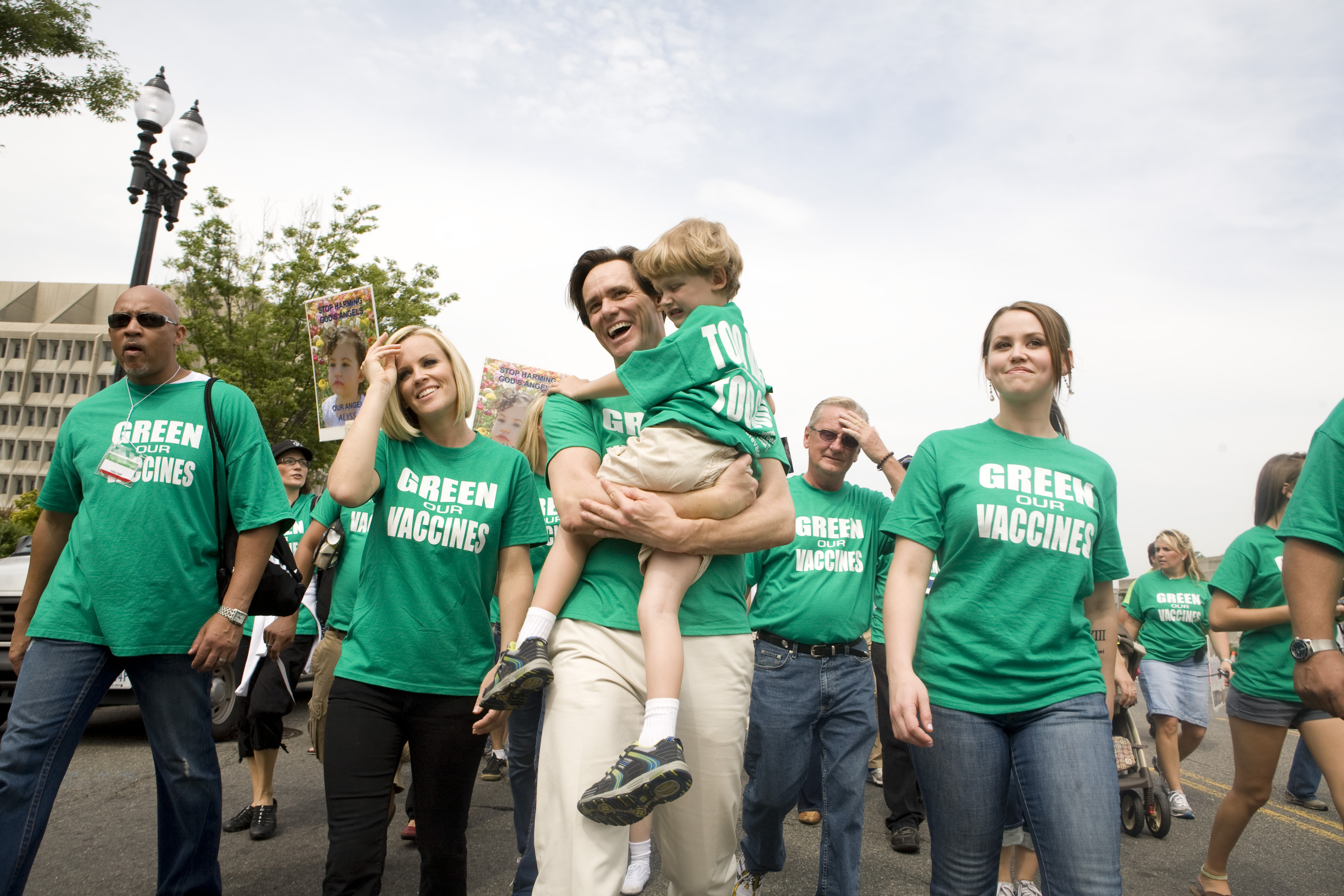L'acteur Jim Carrey tient Evan Asher, le fils de l'actrice Jenny McCarthy, lors d'une marche en faveur de vaccins plus sains, le 4 juin 2008, à Washington, DC. | Source : Getty Images