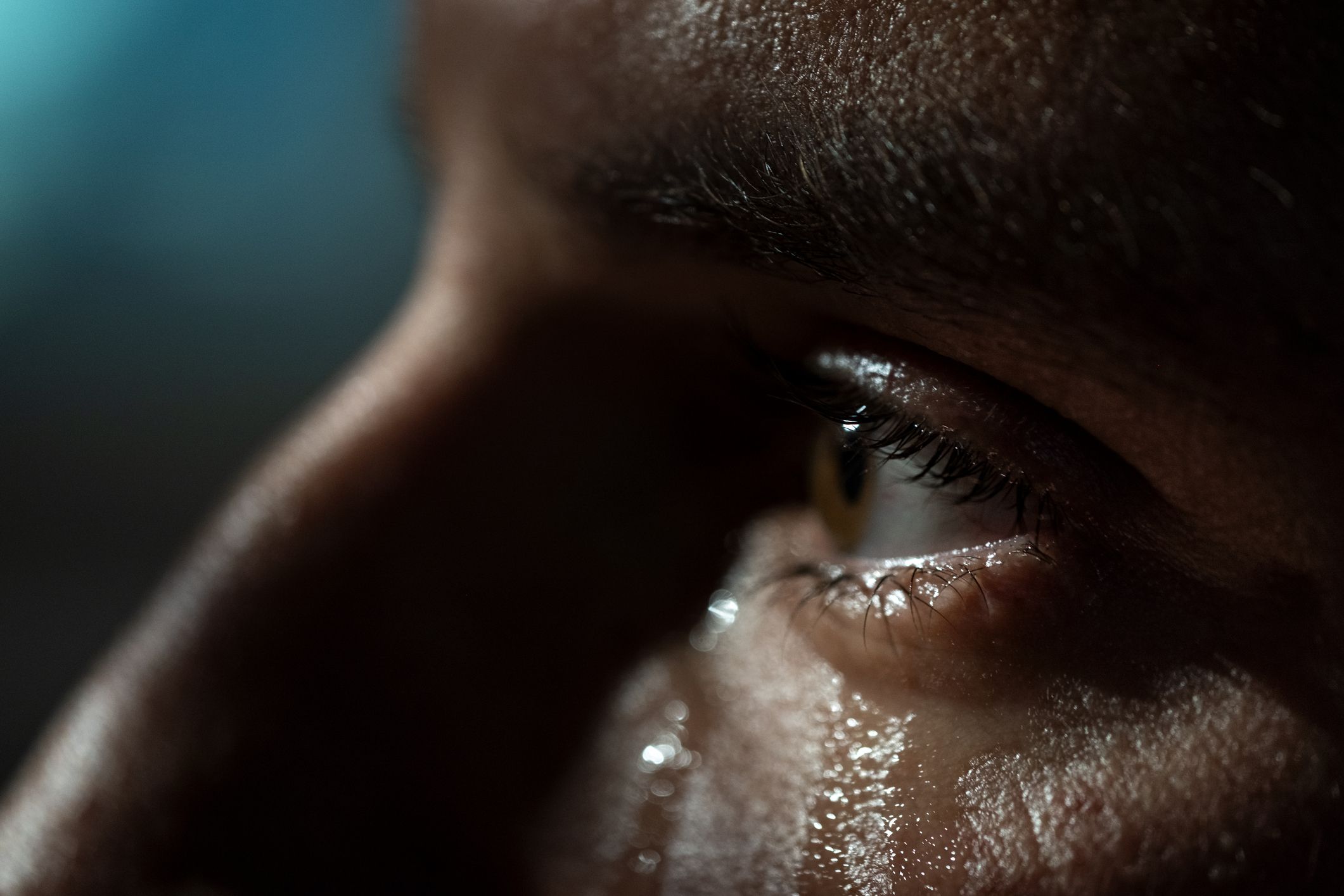 Un homme avec des larmes dans les yeux. | Source : Getty Images