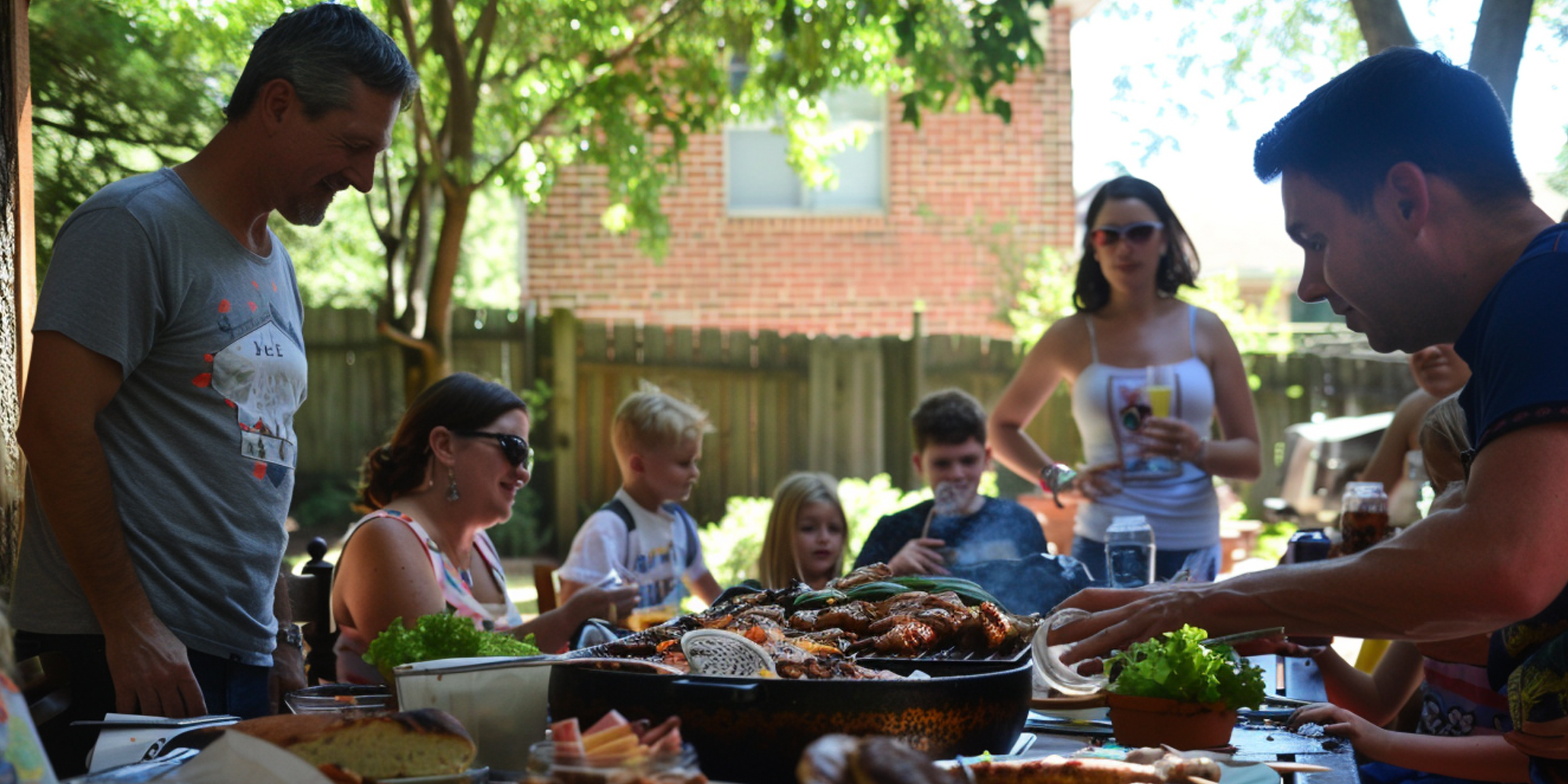Une famille qui profite d'une soirée barbecue | Source : AmoMama