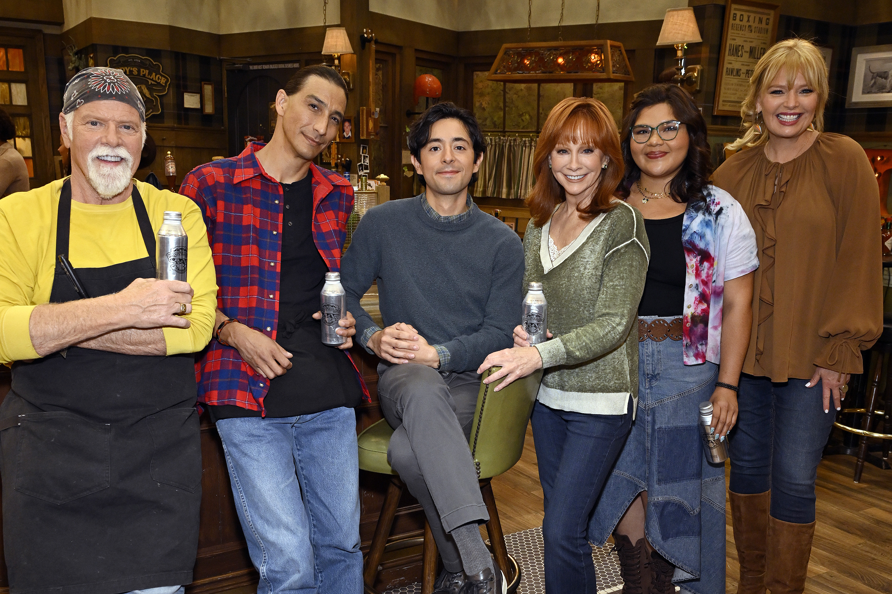 Rex Linn, Tokala Black Elk, Pablo Castelblanco, Reba McEntire, Belissa Escobedo, Melissa Peterman sont photographiés sur le terrain des studios Universal lors de la cérémonie "NBCUniversal Backlot Summer Experience - NBC's Happy's Place" lundi 4 août 2025. | Source : Getty Images