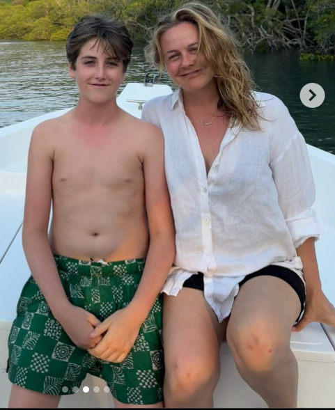 Bear Blu Jarecki lors d'une promenade en bateau avec sa maman, Alicia Silverstone, datée du 27 avril 2024 | Source : Instagram/aliciasilverstone