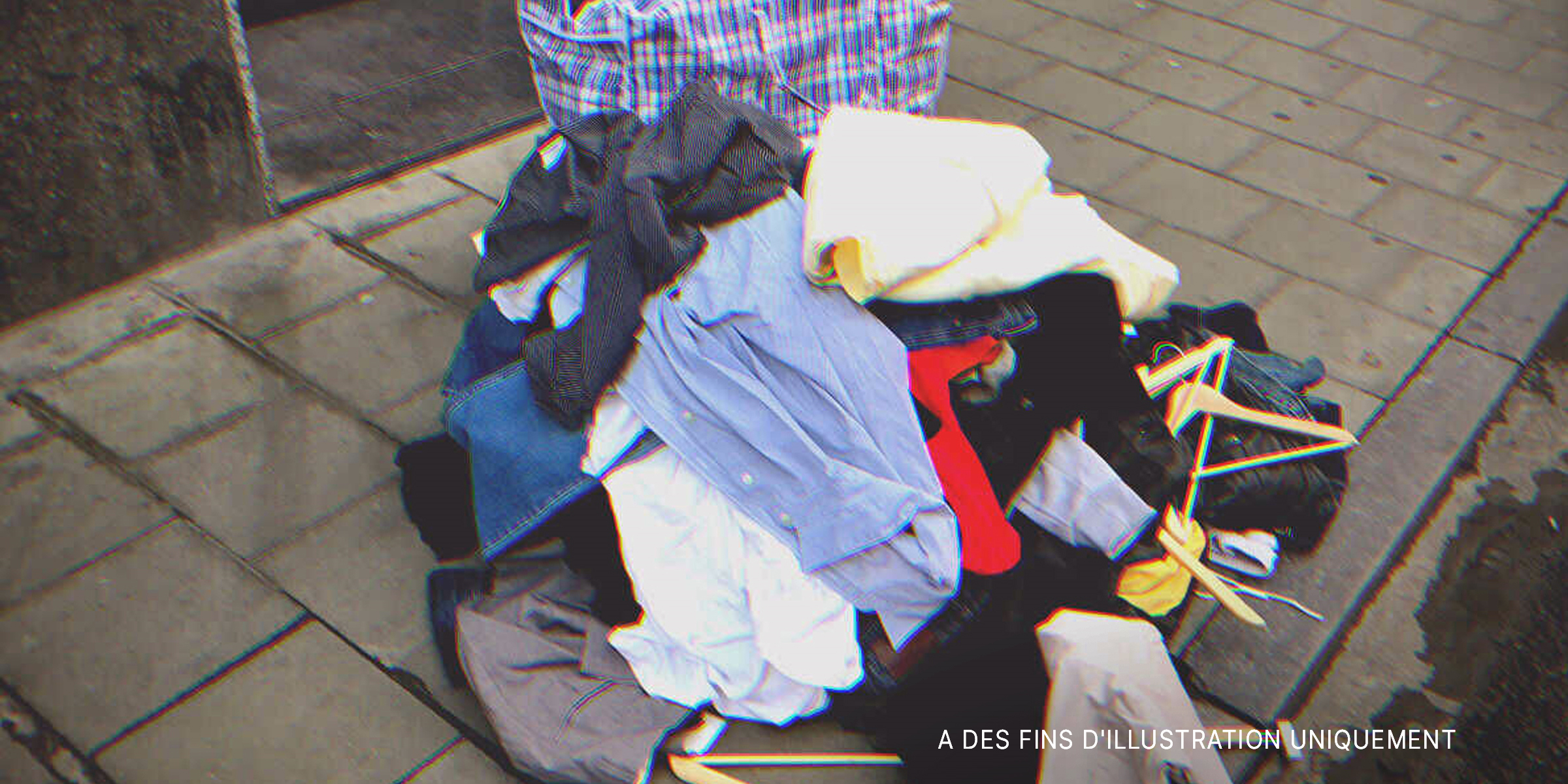 Une pile de vêtements dans la rue | Source : Shutterstock