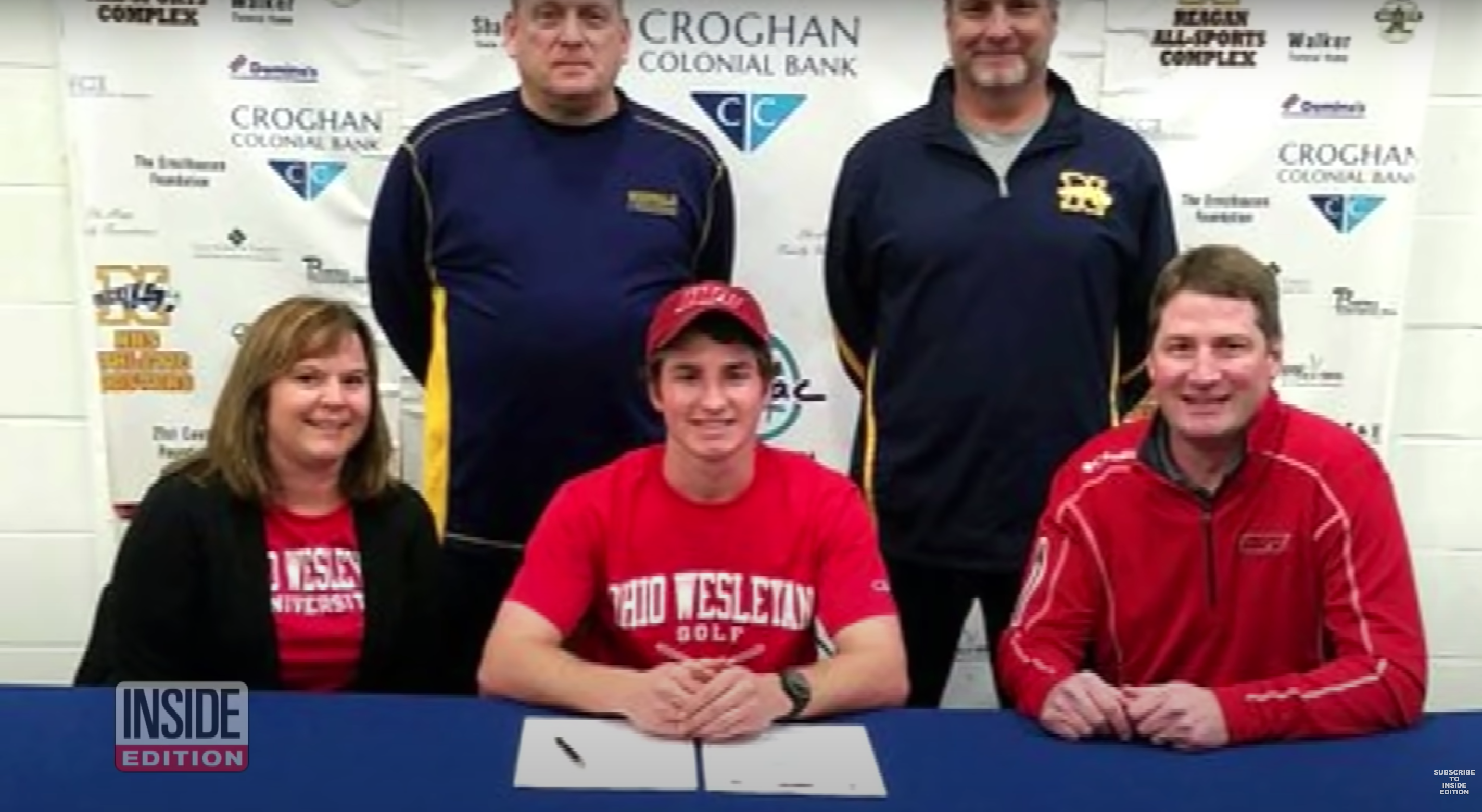 Maxwell Berry avec ses parents et ses entraîneurs | Source : Youtube.com/InsideEdition