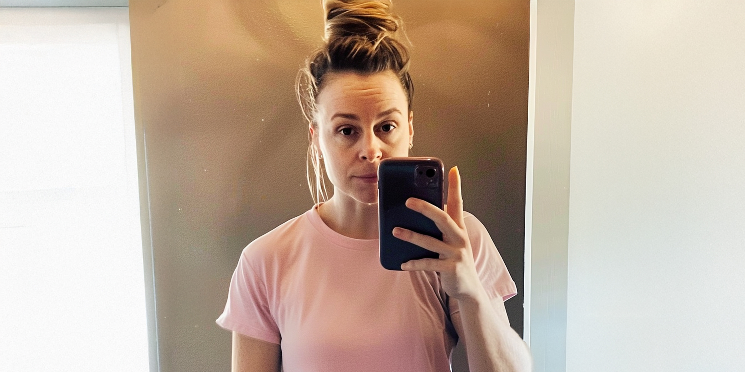 Une femme prenant un selfie en pyjama | Source : The Celebritist