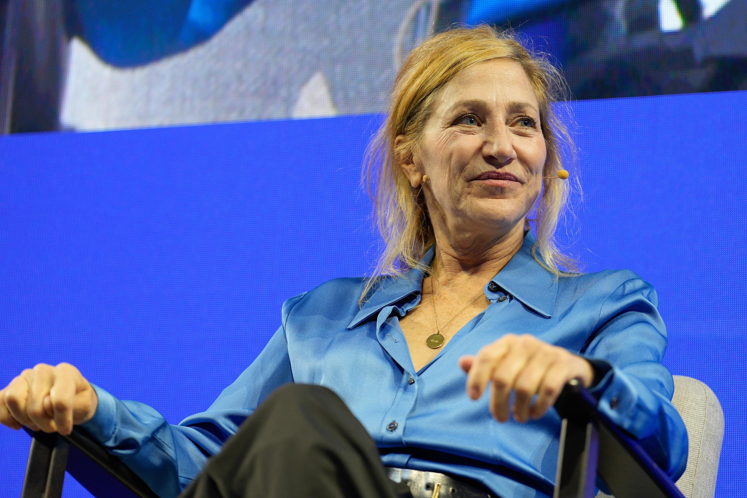 Elle a continué à mener sa carrière d'actrice après son succès à la télé. Sur cette photo, elle s'adresse au public lors de la deuxième journée du Festival Tribeca Lisboa, le 31 octobre 2025, à Lisbonne, au Portugal. | Source : Getty Images