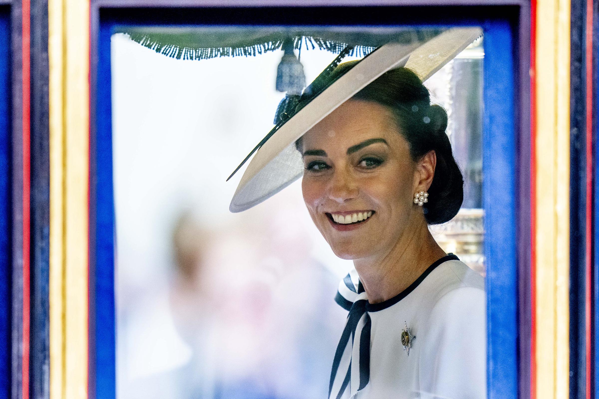 Catherine, princesse de Galles, sourit lors de la montée des couleurs à Londres, en Angleterre, le 15 juin 2024 | Source : Getty Images