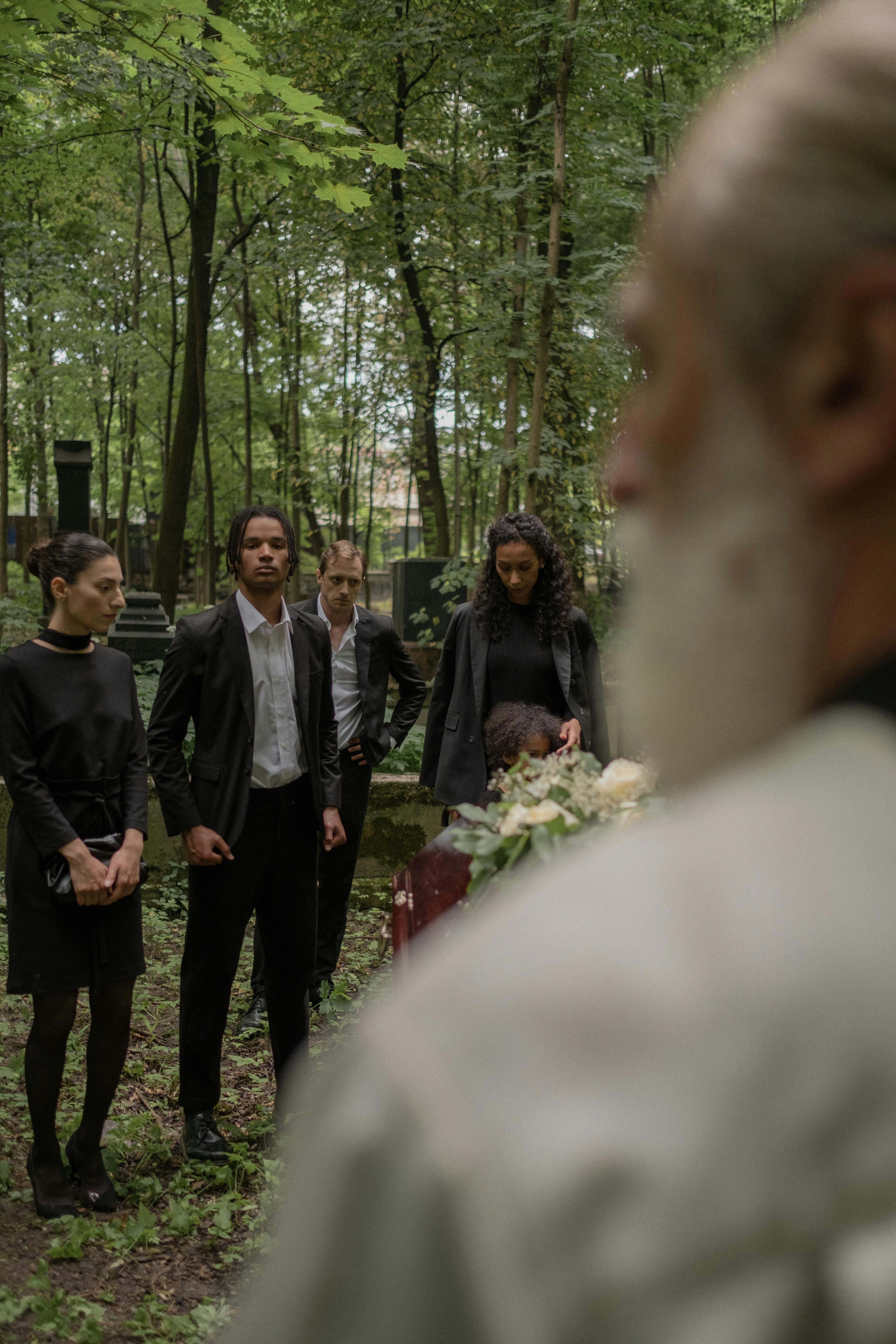 Des personnes debout dans un cimetière | Source : Pexels