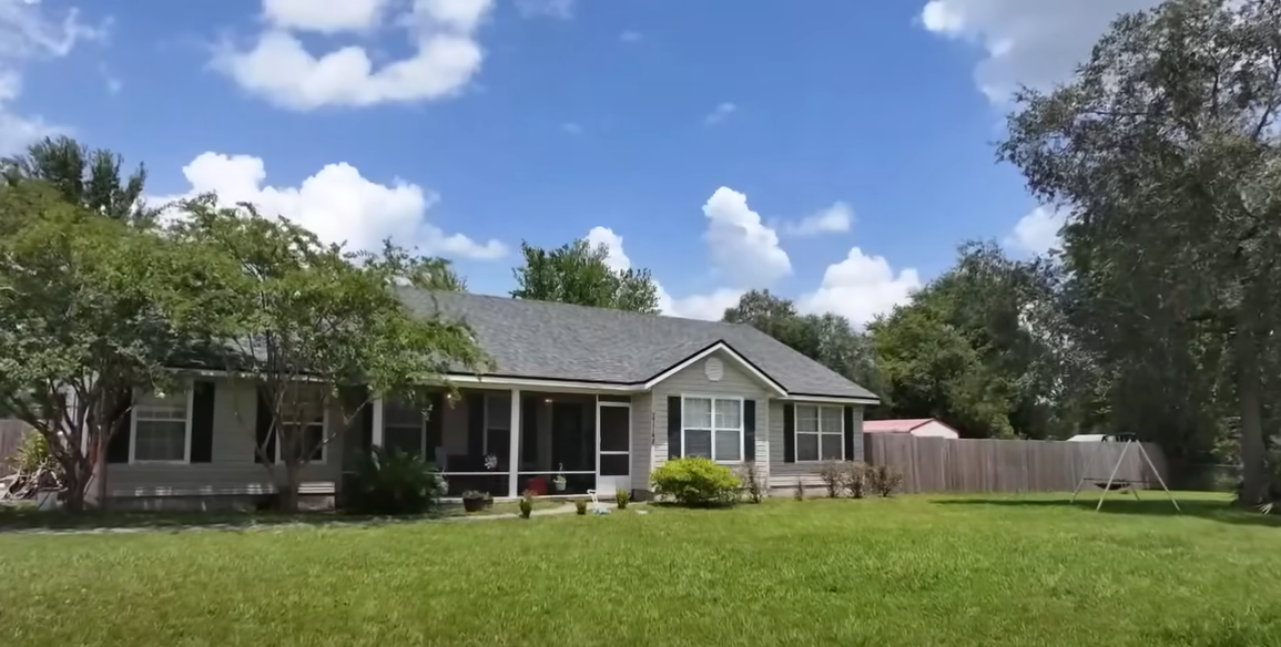 La maison, tirée d'un post vidéo daté du 2 août 2025 | Source : YouTube/FirstCoastNews