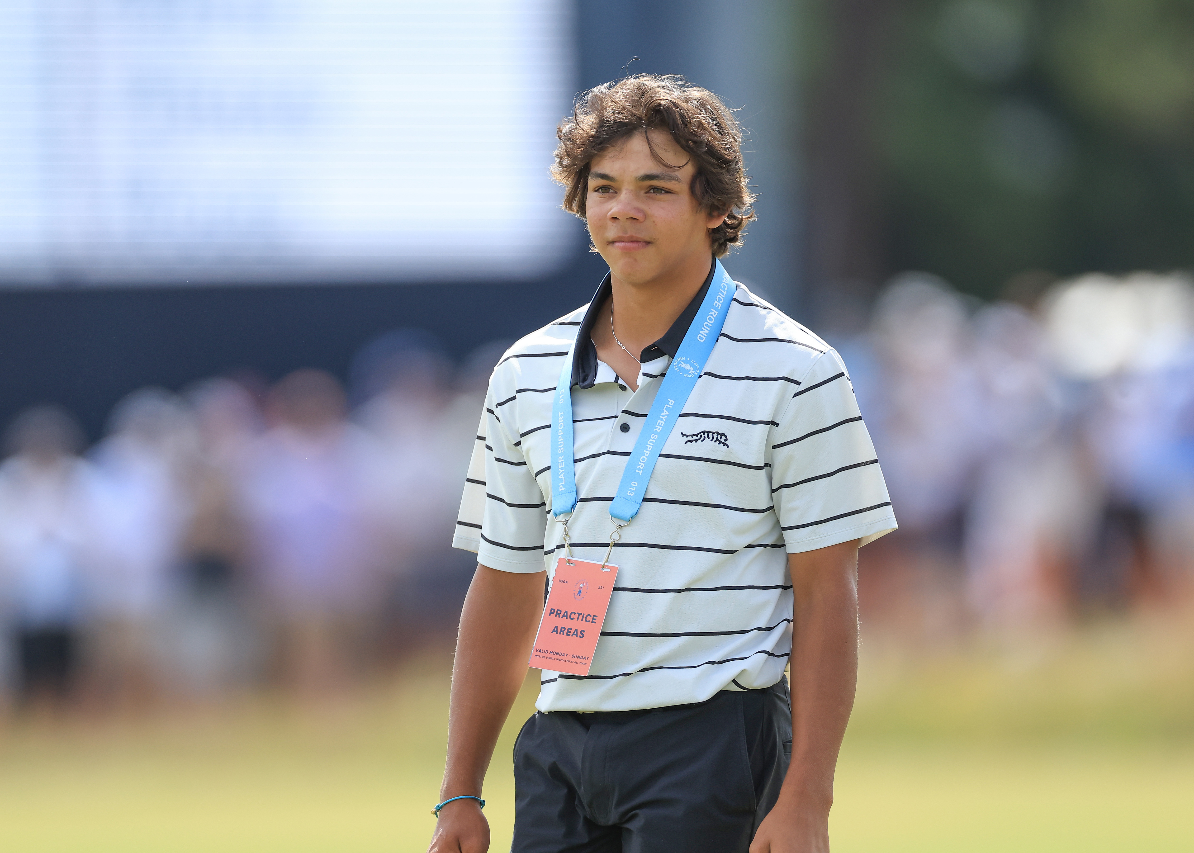 Charlie Woods regarde au loin au Pinehurst Resort, en Caroline du Nord, le 10 juin 2024. | Source : Getty Images