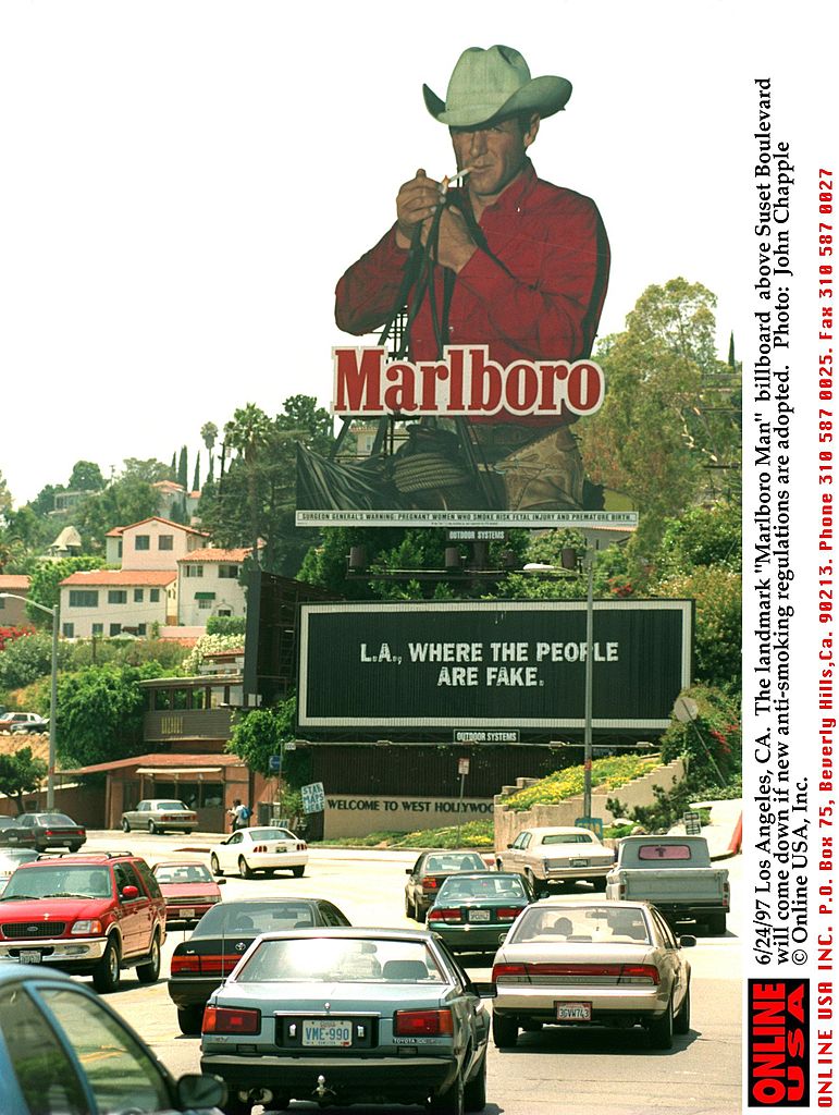 Los Angeles, CA. Le panneau d'affichage "Marlboro Man" au-dessus de Sunset Boulevard | Source : Getty Images.