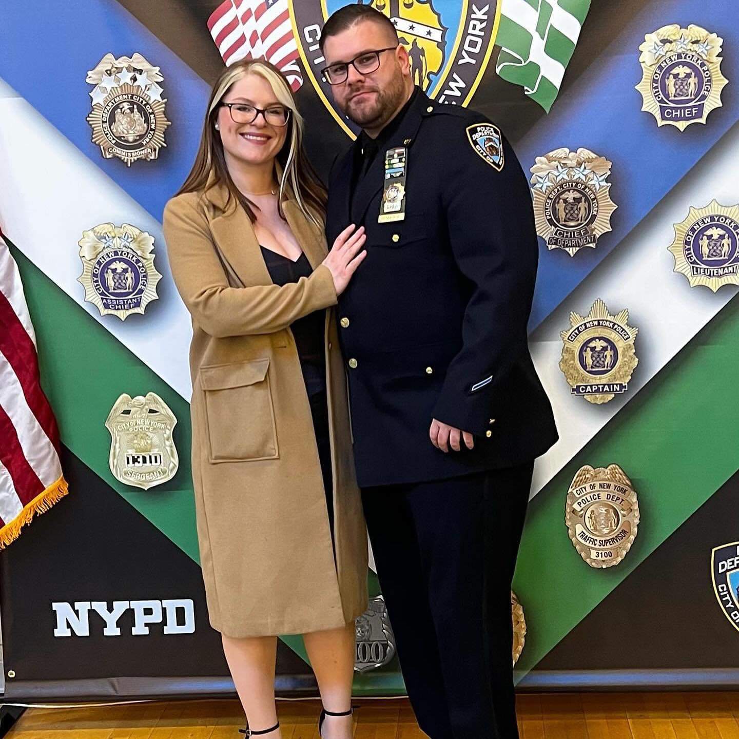 L'officier Rennhack avec son mari, le détective Carl Rennhack | Source : Facebook / Fondation Det. Simonsen