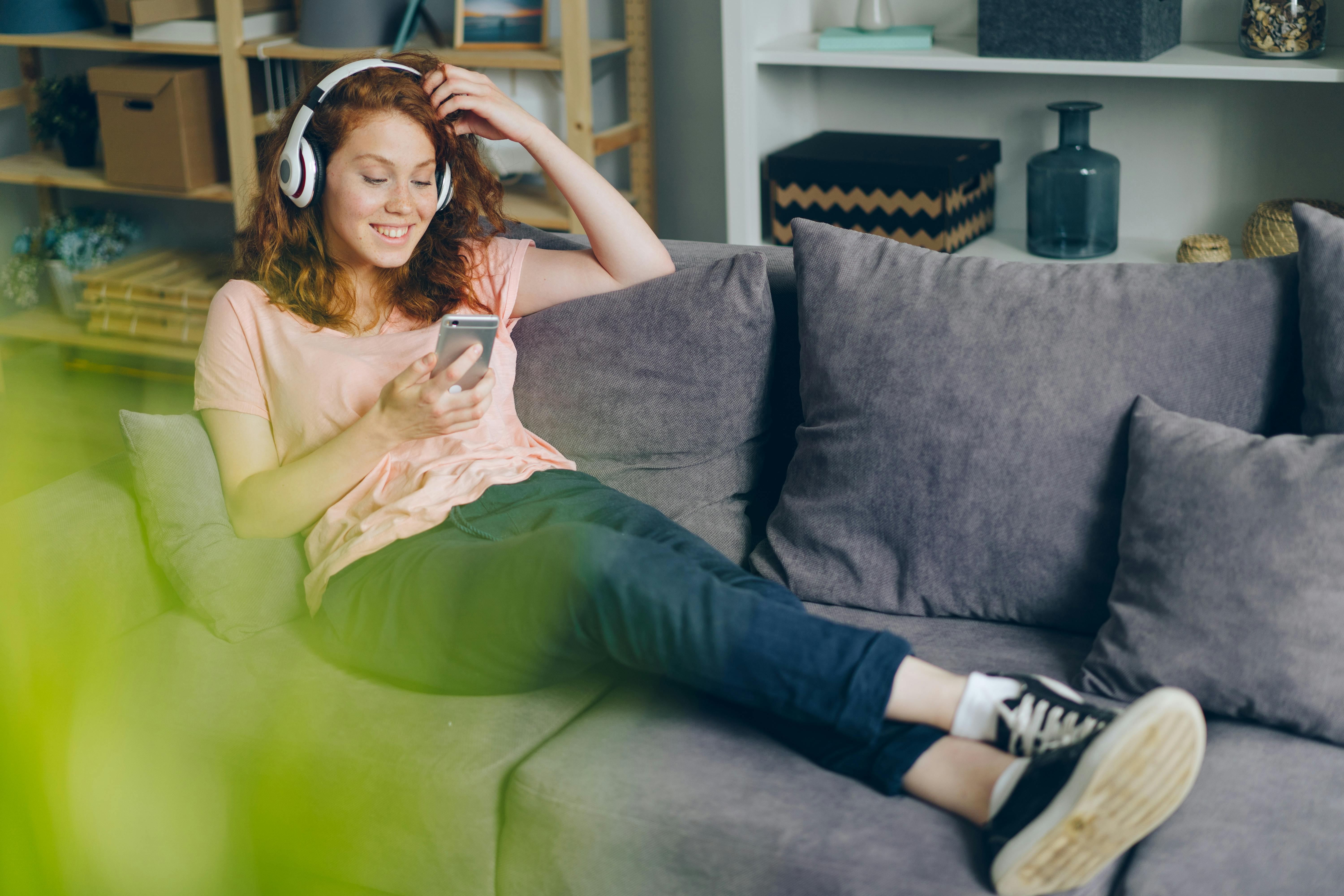 Une jeune femme se détend à la maison | Source : Pexels