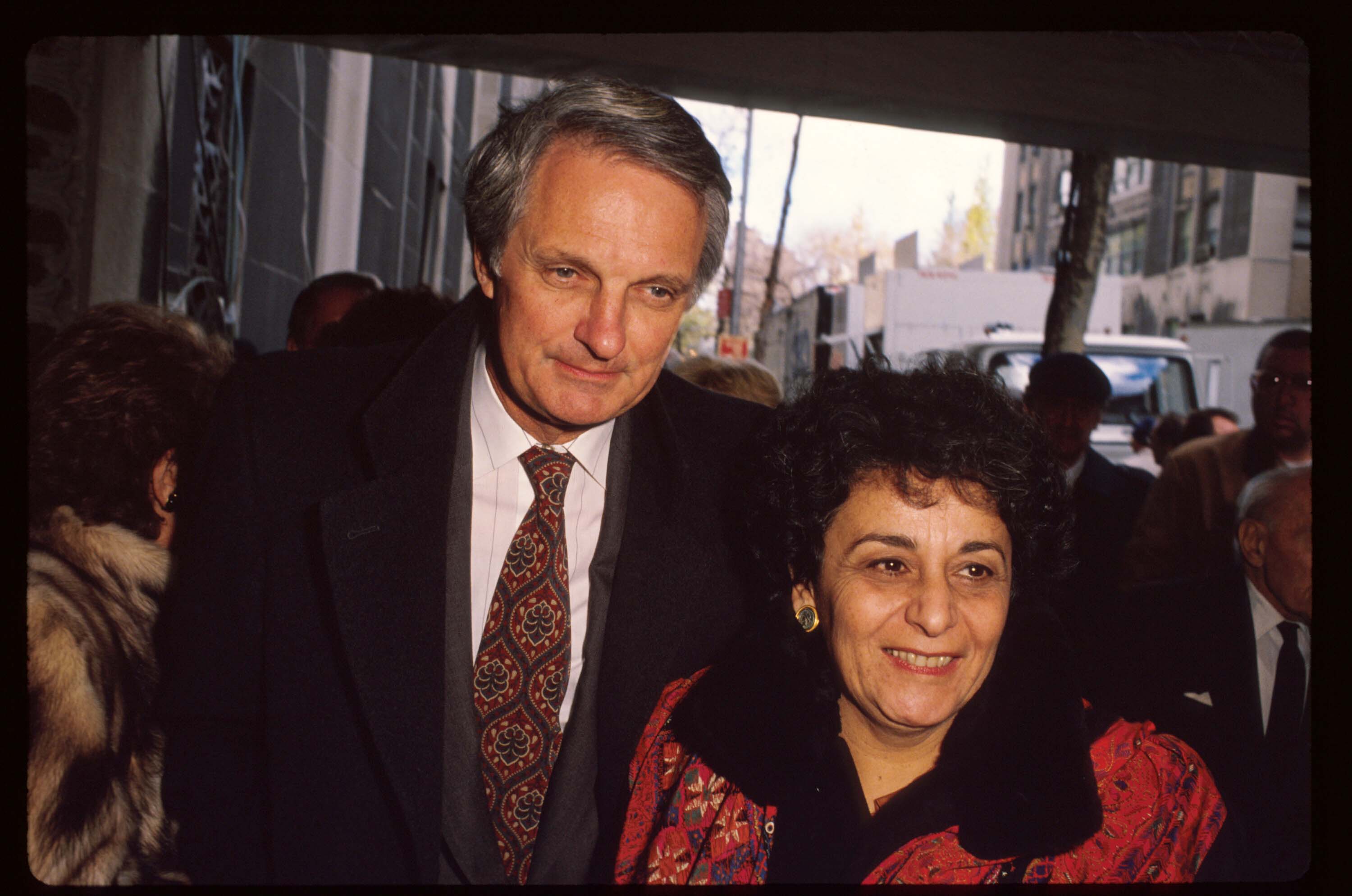 Alan Alda et Arlene Alda lors d'un service commémoratif pour le directeur de la radiodiffusion William Paley, 1990, New York City. | Photo : Getty Images
