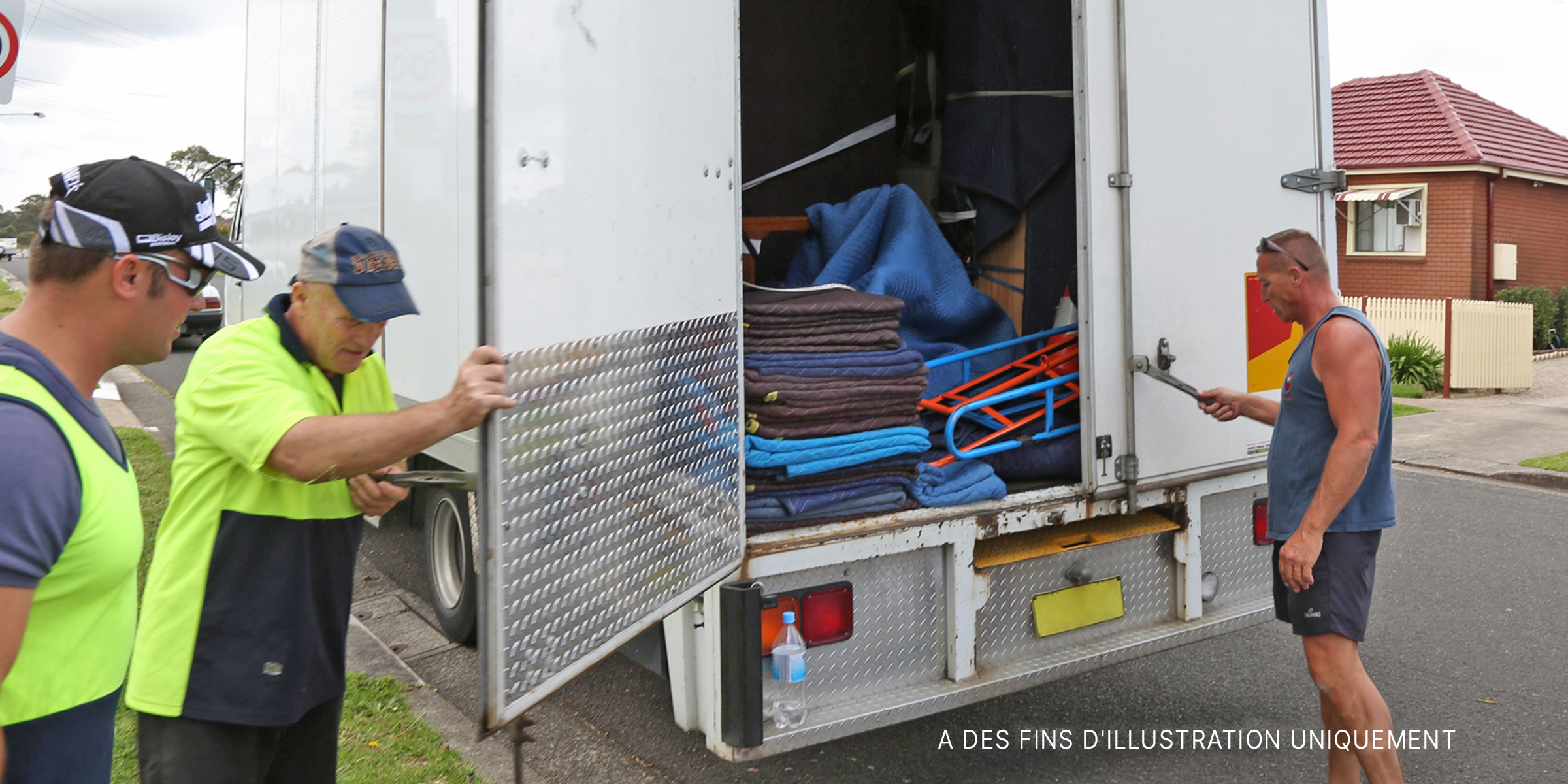 Des hommes récupèrent des objets dans une camionnette. | Source : Flickr / sunset_removals (CC BY 2.0)