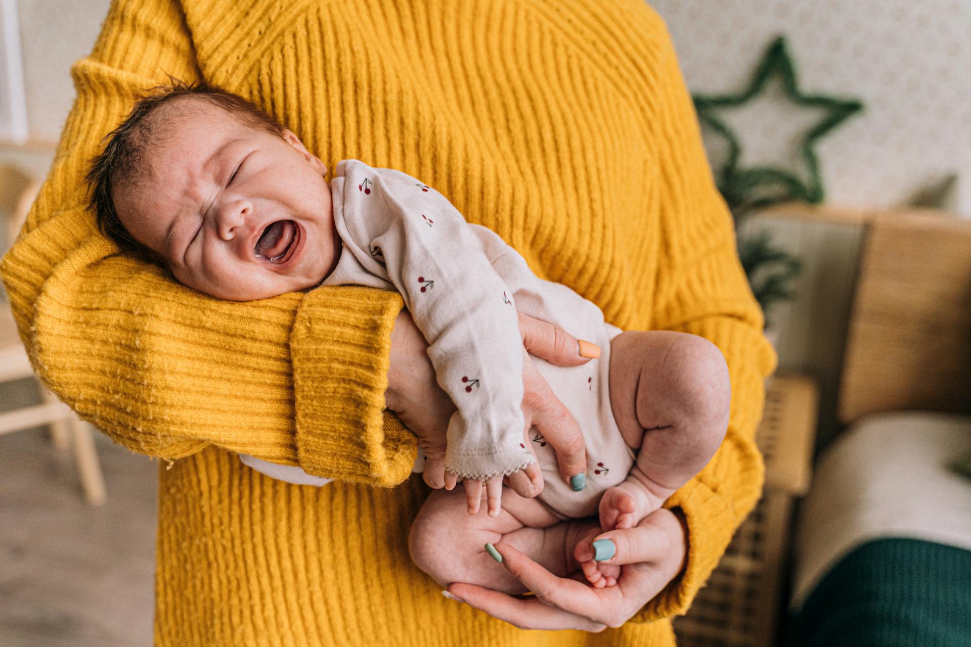 Une femme apaise un bébé qui pleure | Source : Pexels