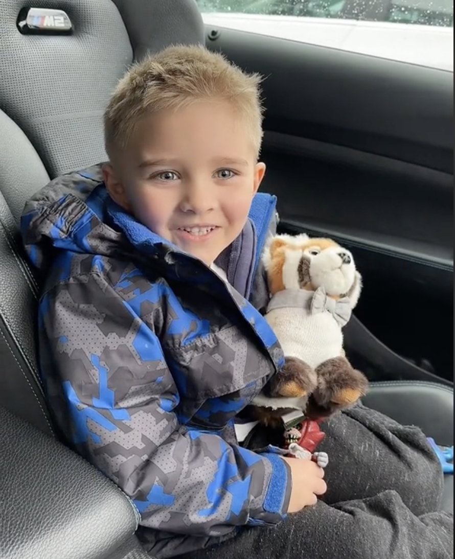 Roman, le fils de Tom, est assis dans la voiture avec sa peluche. | Source : tiktok.com/@tom_leeds