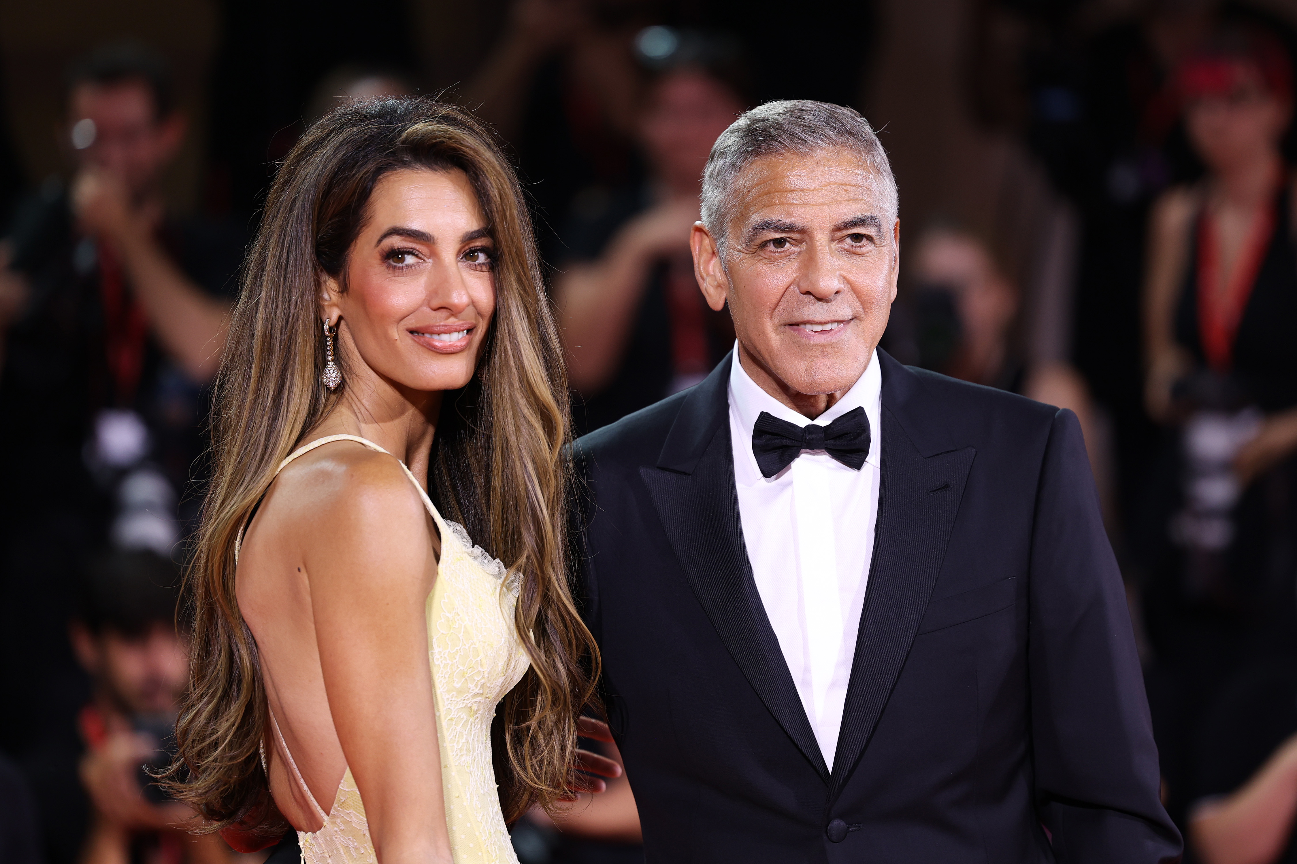 Amal et George Clooney sur le tapis rouge de la première de "Wolfs" le 1er septembre 2024 | Source : Getty Images